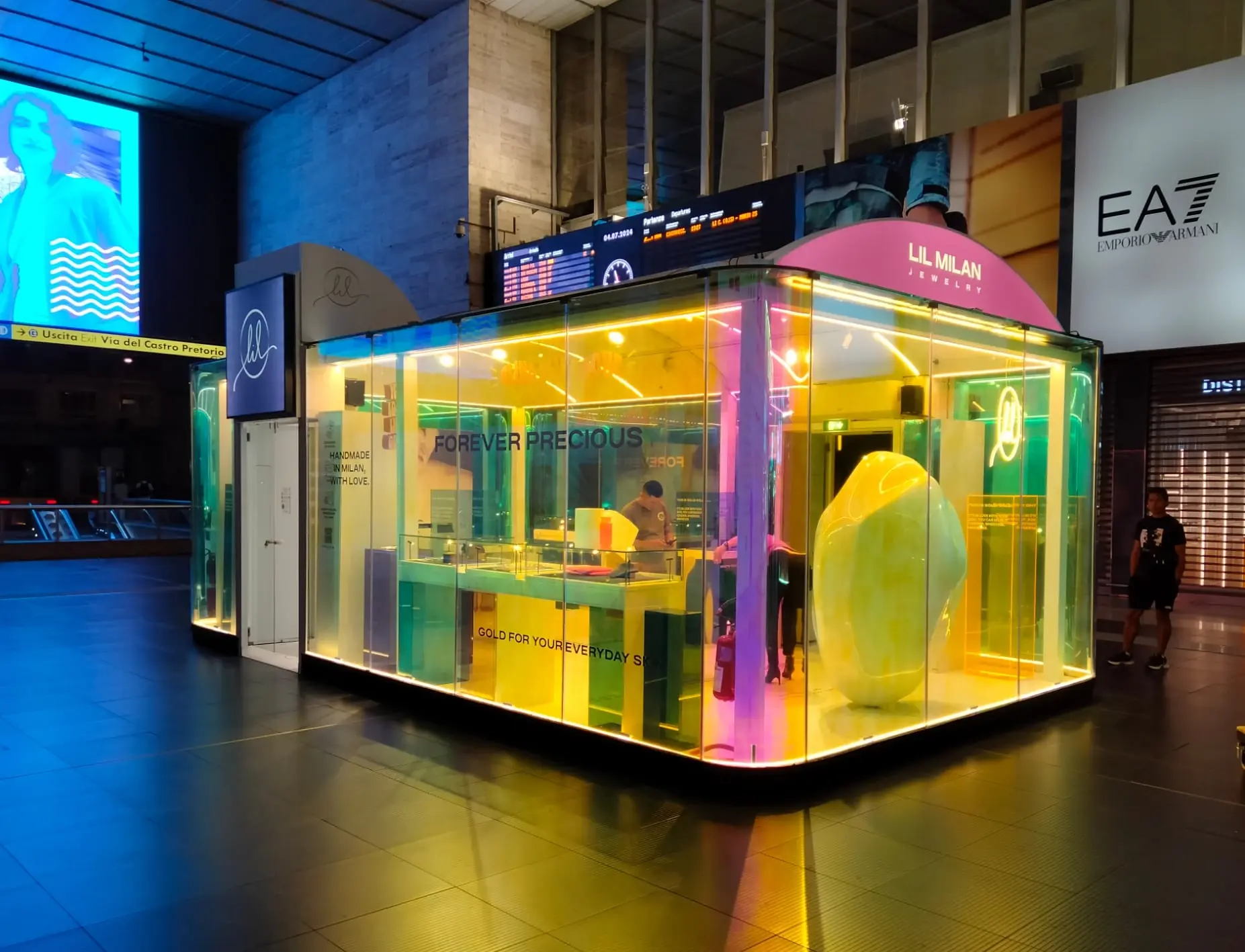 Allestiamo spazi commerciali e istituzionali con soluzioni complete: stand fieristici, corner, punti vendita, segnaletica personalizzata e decorazione automezzi. Ci occupiamo anche della manutenzione per garantire sempre la massima resa.