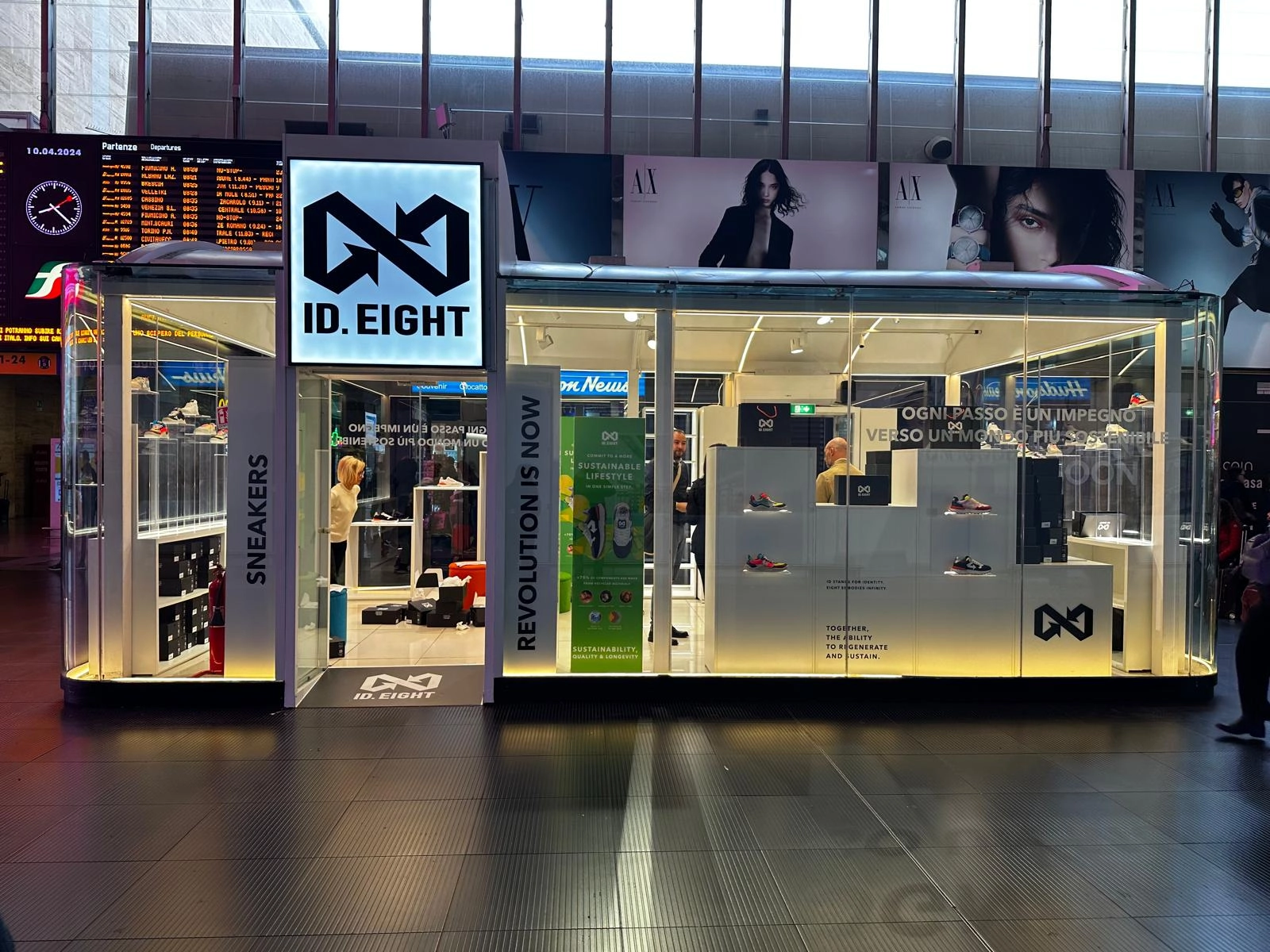 Per ID.EIGHT, brand italiano di sneakers eco-friendly realizzate con materiali riciclati e sostenibili, abbiamo curato l’allestimento e la comunicazione visiva dello spazio espositivo. L’intervento ha previsto la realizzazione di insegne luminose, grafiche ambientali e visual coordinati, con un linguaggio essenziale e tecnologico che riflette i valori del marchio: sostenibilità, innovazione e stile urbano. Ogni elemento è stato progettato per trasmettere un’idea di futuro responsabile, dove la forma incontra la consapevolezza ambientale.