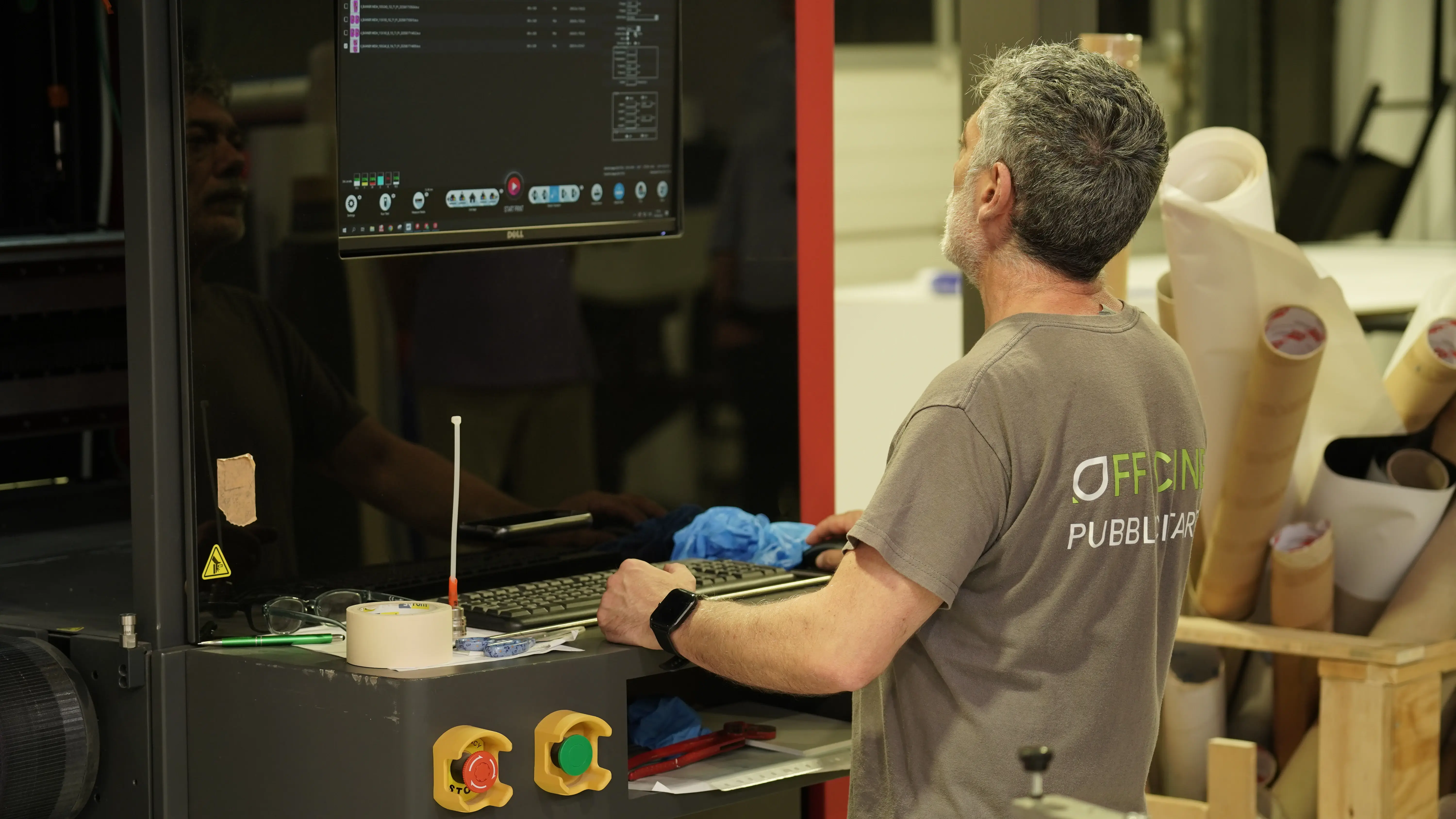 Realizziamo stampe ad alta definizione su supporti di grande formato, ideali per affissioni, banner, striscioni e pannelli pubblicitari. Grafiche resistenti e di forte impatto visivo per comunicare in modo efficace in ogni spazio, interno o esterno.