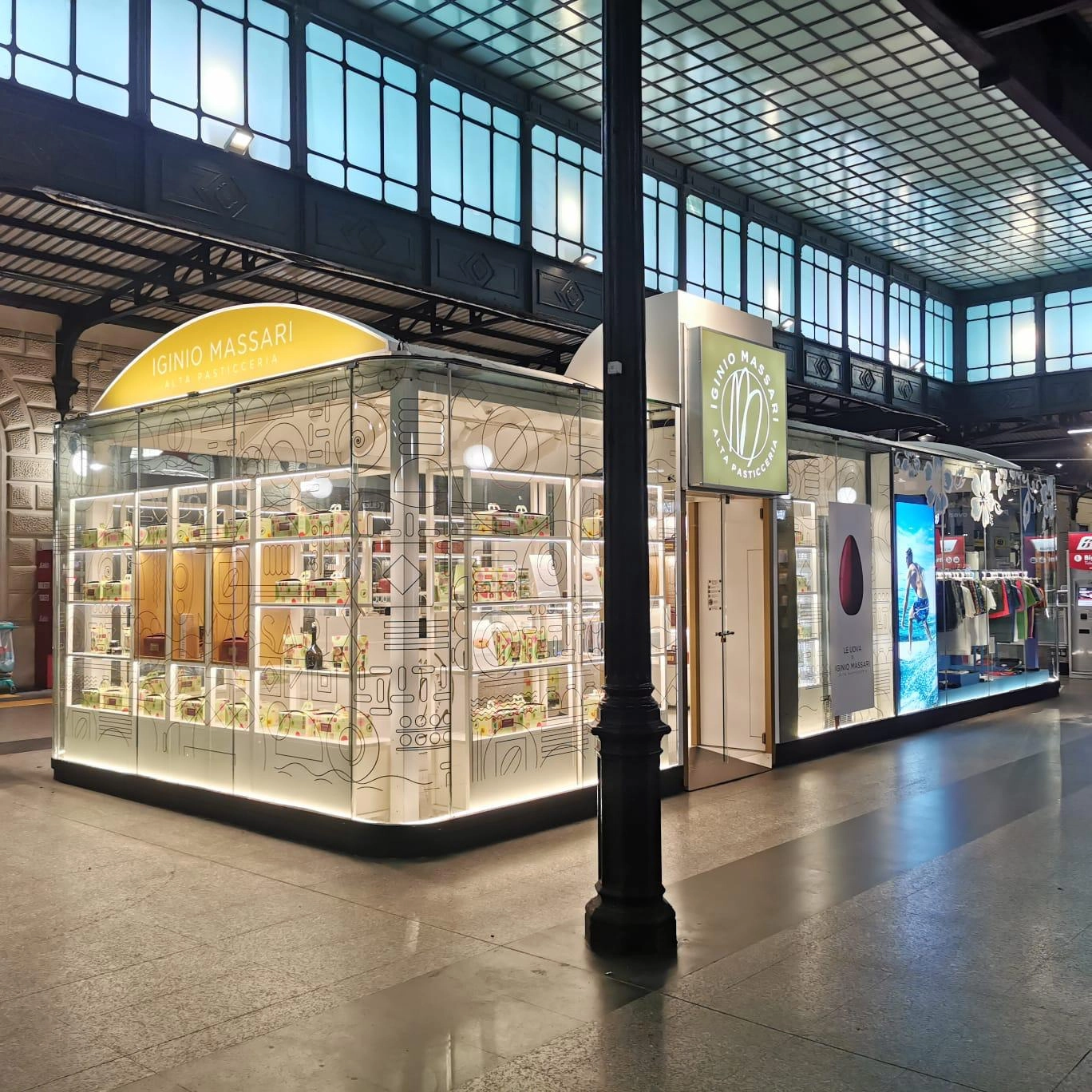 Allestiamo spazi commerciali e istituzionali con soluzioni complete: stand fieristici, corner, punti vendita, segnaletica personalizzata e decorazione automezzi. Ci occupiamo anche della manutenzione per garantire sempre la massima resa.