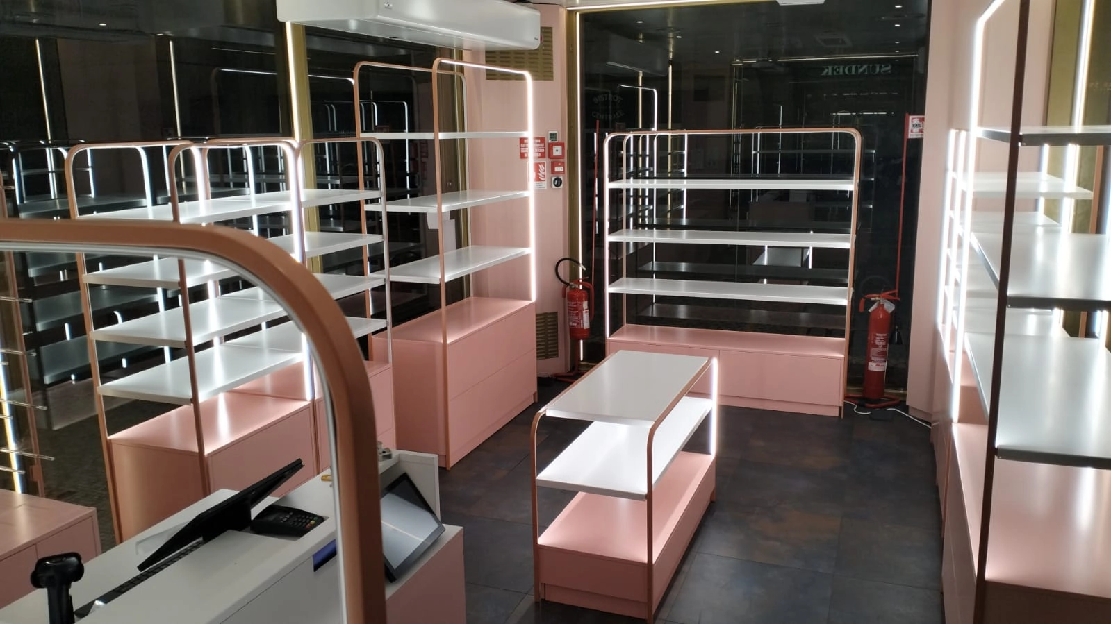 Allestiamo spazi commerciali e istituzionali con soluzioni complete: stand fieristici, corner, punti vendita, segnaletica personalizzata e decorazione automezzi. Ci occupiamo anche della manutenzione per garantire sempre la massima resa.