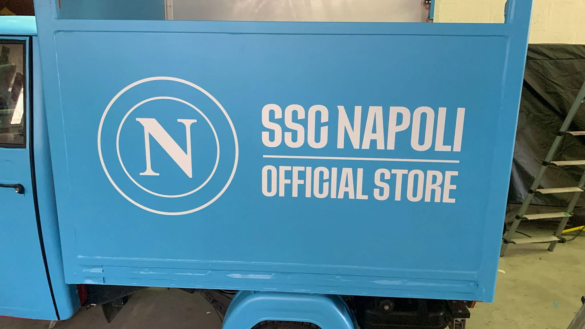 Personalizziamo veicoli aziendali e commerciali con grafiche di qualità, resistenti e di grande impatto. Una soluzione dinamica ed efficace per trasformare ogni spostamento in un’opportunità di comunicazione e promozione.