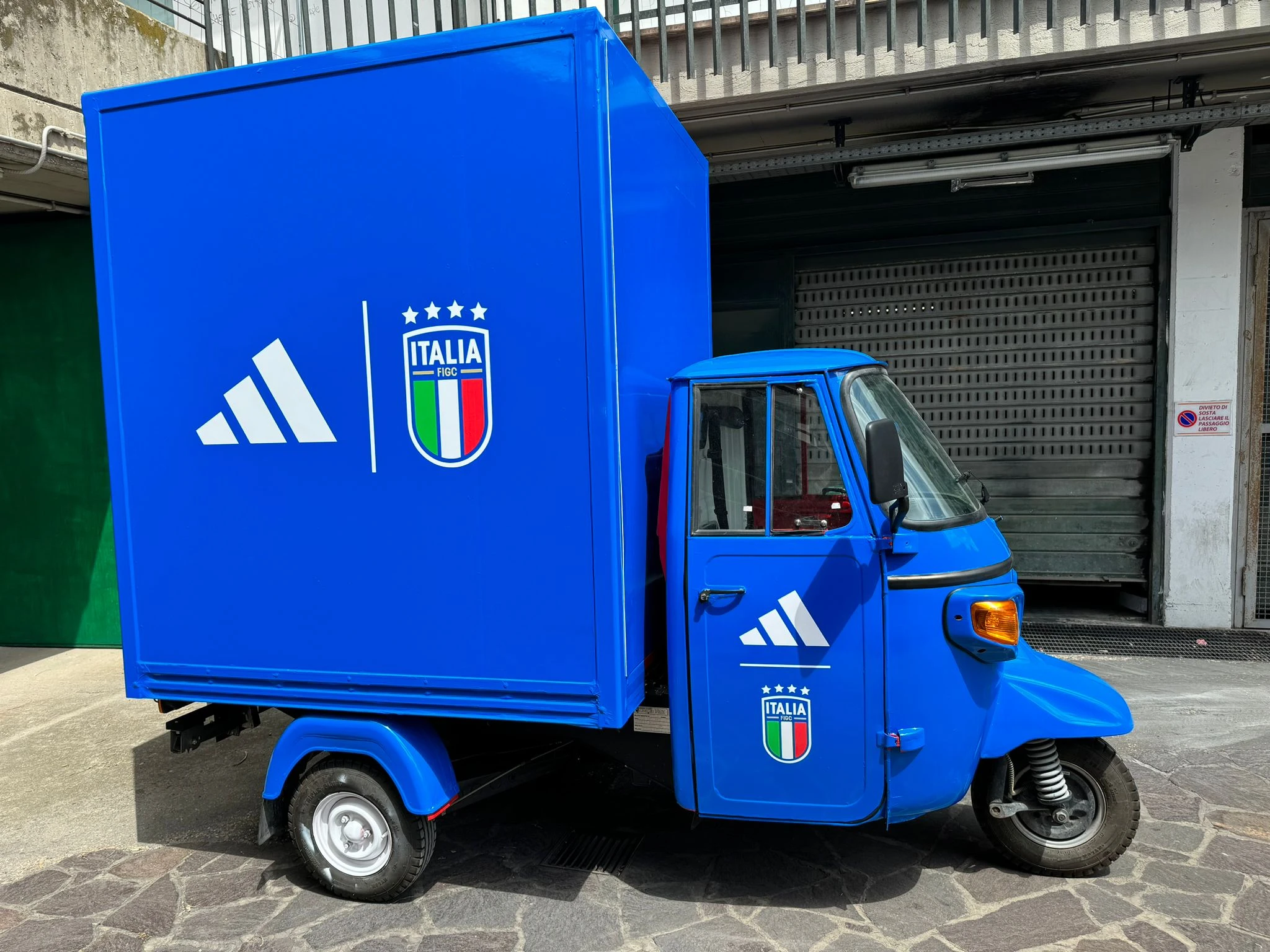 Personalizziamo veicoli aziendali e commerciali con grafiche di qualità, resistenti e di grande impatto. Una soluzione dinamica ed efficace per trasformare ogni spostamento in un’opportunità di comunicazione e promozione.