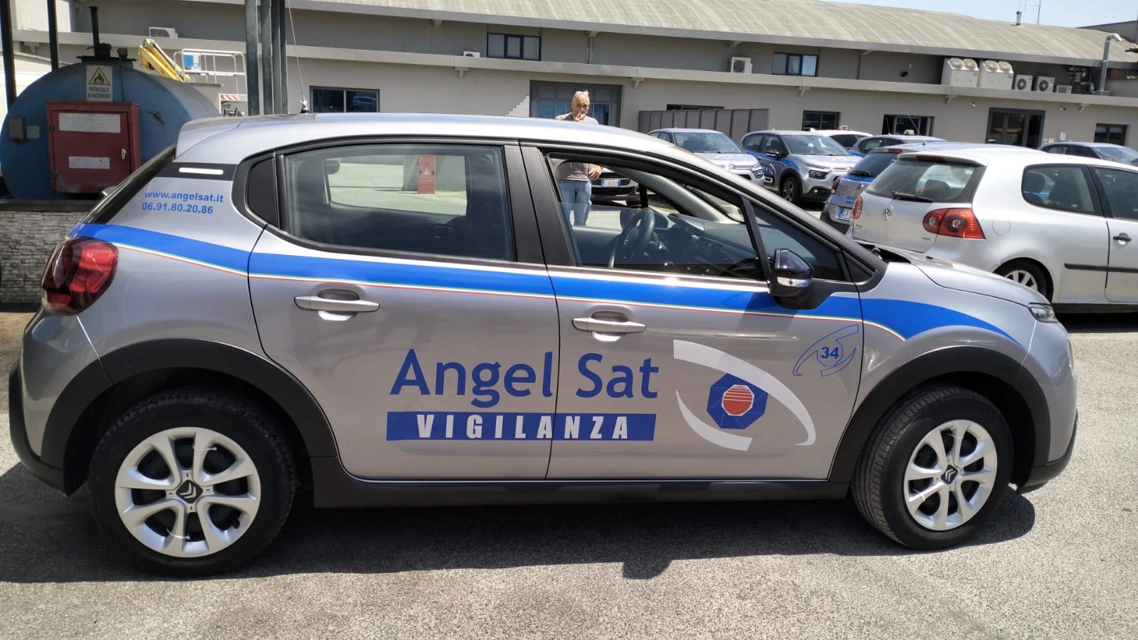 Personalizziamo veicoli aziendali e commerciali con grafiche di qualità, resistenti e di grande impatto. Una soluzione dinamica ed efficace per trasformare ogni spostamento in un’opportunità di comunicazione e promozione.