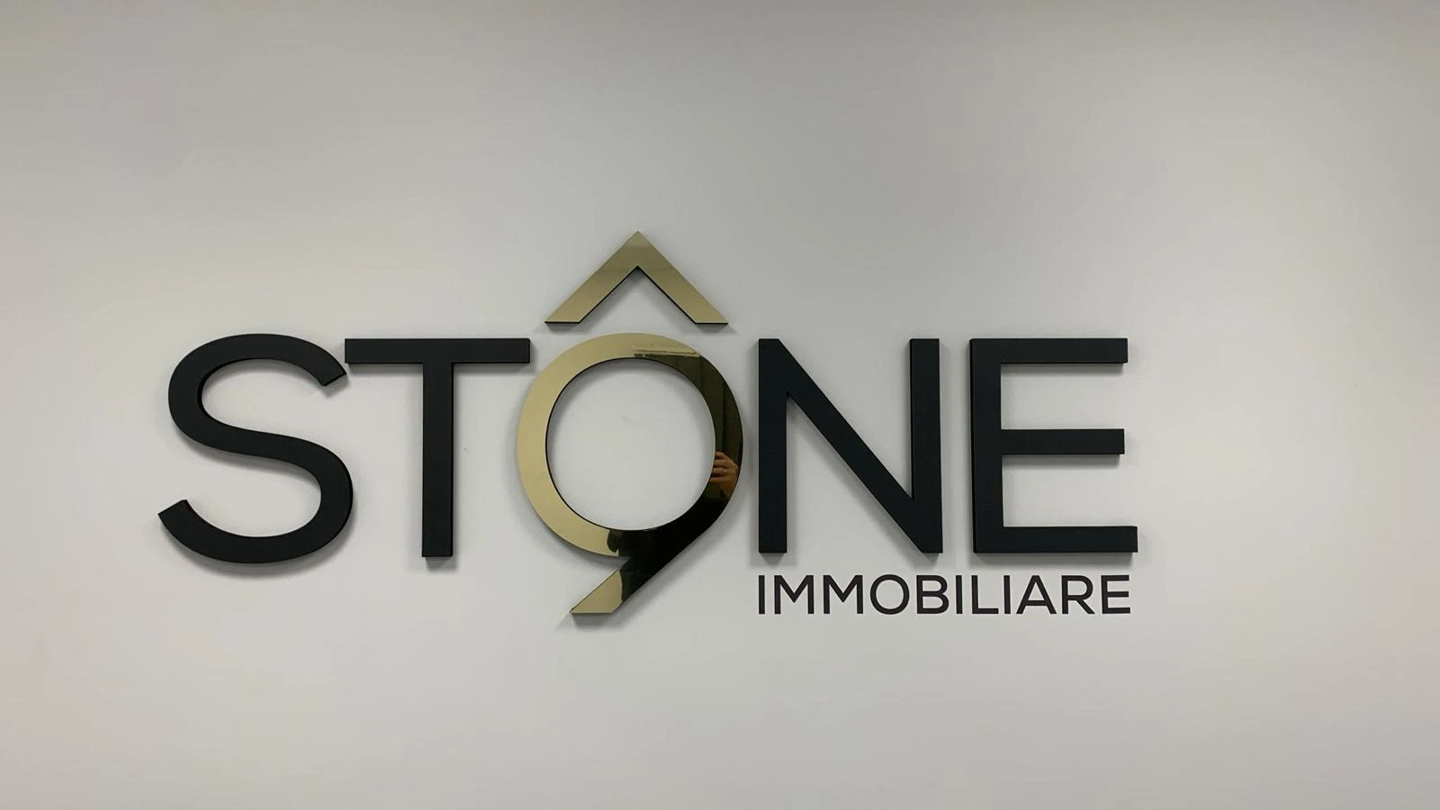 Realizziamo insegne di ogni tipologia, luminose, sagomate o a rilievo, per dare visibilità alla tua attività e renderla riconoscibile. Dal design alla produzione, seguiamo ogni fase per un risultato che attira lo sguardo e resta nel tempo.