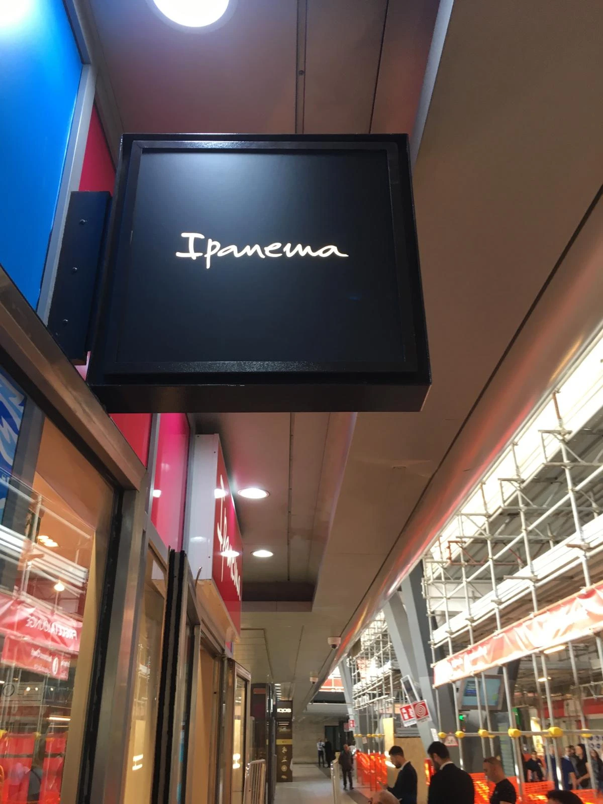 Realizziamo insegne di ogni tipologia, luminose, sagomate o a rilievo, per dare visibilità alla tua attività e renderla riconoscibile. Dal design alla produzione, seguiamo ogni fase per un risultato che attira lo sguardo e resta nel tempo.