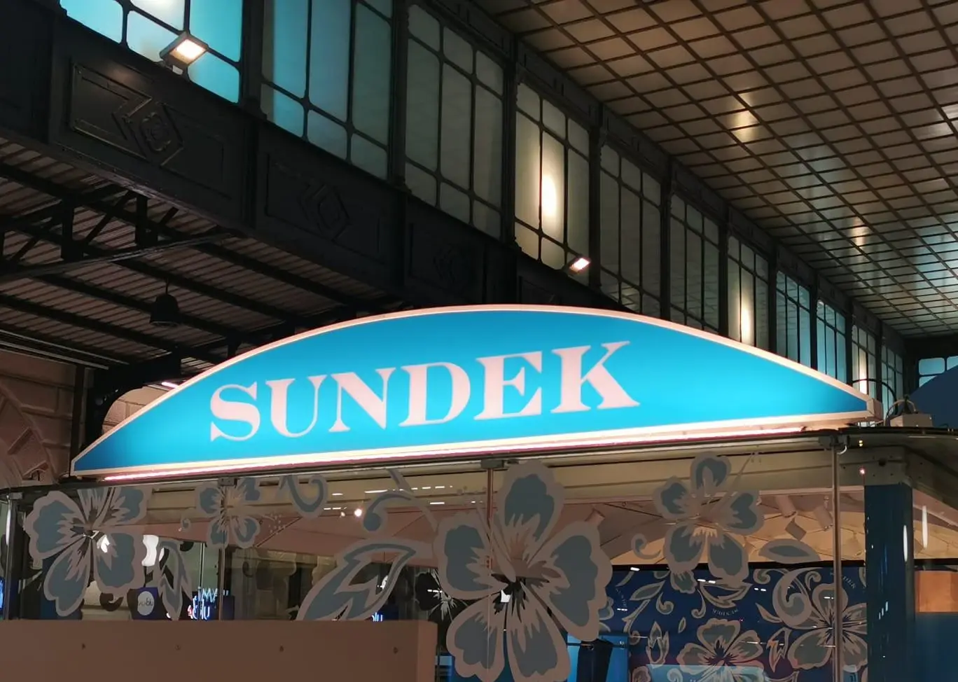 Realizziamo insegne di ogni tipologia, luminose, sagomate o a rilievo, per dare visibilità alla tua attività e renderla riconoscibile. Dal design alla produzione, seguiamo ogni fase per un risultato che attira lo sguardo e resta nel tempo.