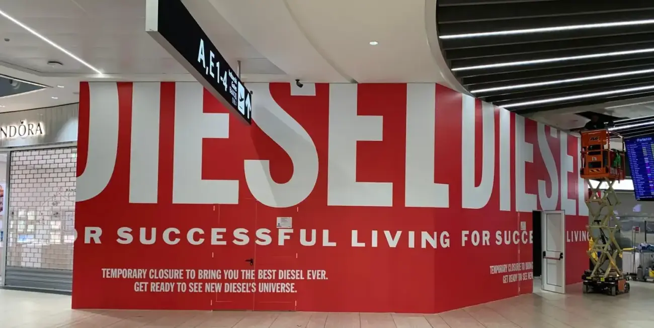 Per Diesel, marchio iconico del fashion internazionale, abbiamo realizzato la decorazione integrale delle superfici esterne del punto vendita durante il restyling del negozio. L’intervento ha previsto la copertura temporanea con grafiche personalizzate, sviluppate per mantenere alta la visibilità del brand anche durante i lavori, trasformando l’area in uno spazio di comunicazione immediatamente riconoscibile. Un progetto che unisce tecnica, precisione e creatività, con l’obiettivo di valorizzare il marchio anche nelle fasi di transizione.