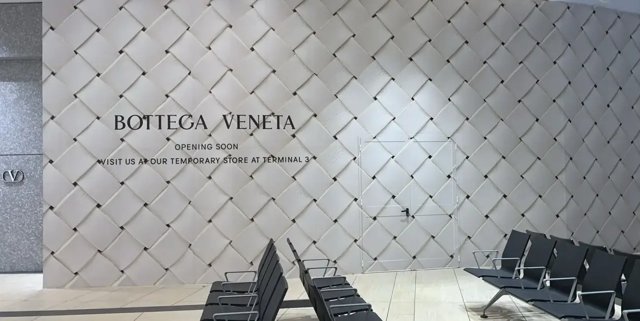 Per Bottega Veneta, icona del design e dell’artigianalità italiana, abbiamo curato un progetto di allestimento e comunicazione visiva dedicato ai loro spazi espositivi. Il nostro intervento ha unito cura dei dettagli, materiali di pregio e precisione artigianale, creando ambienti coerenti con l’estetica sofisticata del brand e capaci di amplificare il valore della sua immagine.