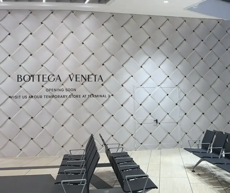 Per Bottega Veneta, icona del design e dell’artigianalità italiana, abbiamo curato un progetto di allestimento e comunicazione visiva dedicato ai loro spazi espositivi. Il nostro intervento ha unito cura dei dettagli, materiali di pregio e precisione artigianale, creando ambienti coerenti con l’estetica sofisticata del brand e capaci di amplificare il valore della sua immagine.