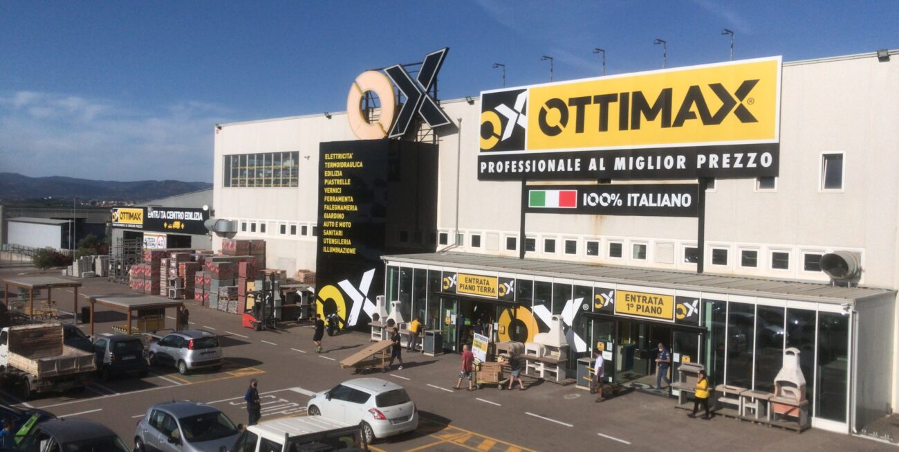 Per Ottimax, catena specializzata nella vendita di materiale elettrico e prodotti per il fai-da-te, abbiamo realizzato un progetto di comunicazione visiva e allestimento personalizzato per i loro punti vendita. Il nostro intervento ha incluso insegne, segnaletica e grafiche coordinate, progettate per migliorare la fruibilità degli spazi e rafforzare la riconoscibilità del marchio all’interno degli ambienti commerciali.