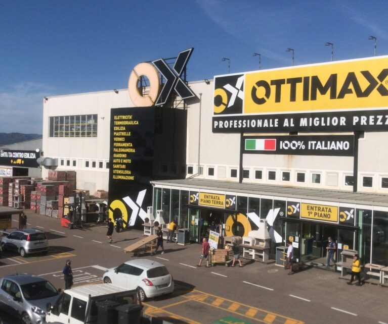 Per Ottimax, catena specializzata nella vendita di materiale elettrico e prodotti per il fai-da-te, abbiamo realizzato un progetto di comunicazione visiva e allestimento personalizzato per i loro punti vendita. Il nostro intervento ha incluso insegne, segnaletica e grafiche coordinate, progettate per migliorare la fruibilità degli spazi e rafforzare la riconoscibilità del marchio all’interno degli ambienti commerciali.