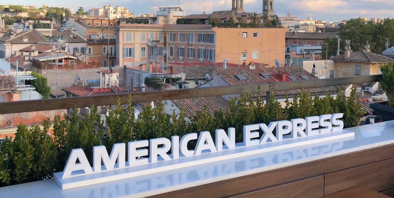 Per American Express, leader mondiale nei servizi finanziari e nei sistemi di pagamento, abbiamo curato la realizzazione di elementi espositivi e materiali di comunicazione personalizzati destinati a spazi commerciali e promozionali. Il progetto ha unito design pulito, materiali di alta qualità e coerenza visiva con l’identità del marchio, contribuendo a valorizzare la presenza del brand in contesti premium e di alta visibilità.