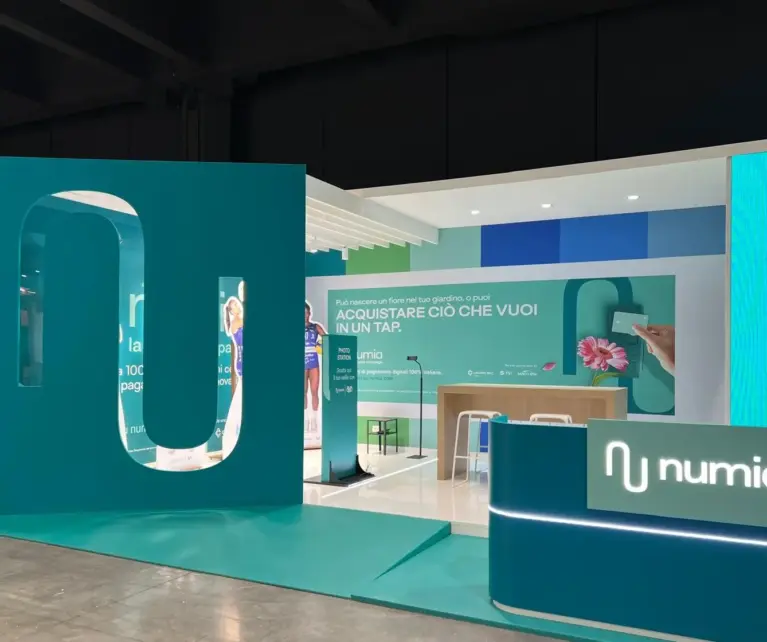 Per Numia, azienda italiana leader nei pagamenti elettronici, abbiamo realizzato un progetto di decorazione brandizzata e comunicazione visiva per i loro uffici, spazi espositivi e veicoli aziendali. Il nostro intervento ha incluso: grafica personalizzata, installazione di elementi visivi coordinati e applicazione su superfici di vario tipo, mantenendo coerenza con l’identità del brand e rafforzando la presenza del marchio nei punti di contatto con il pubblico.