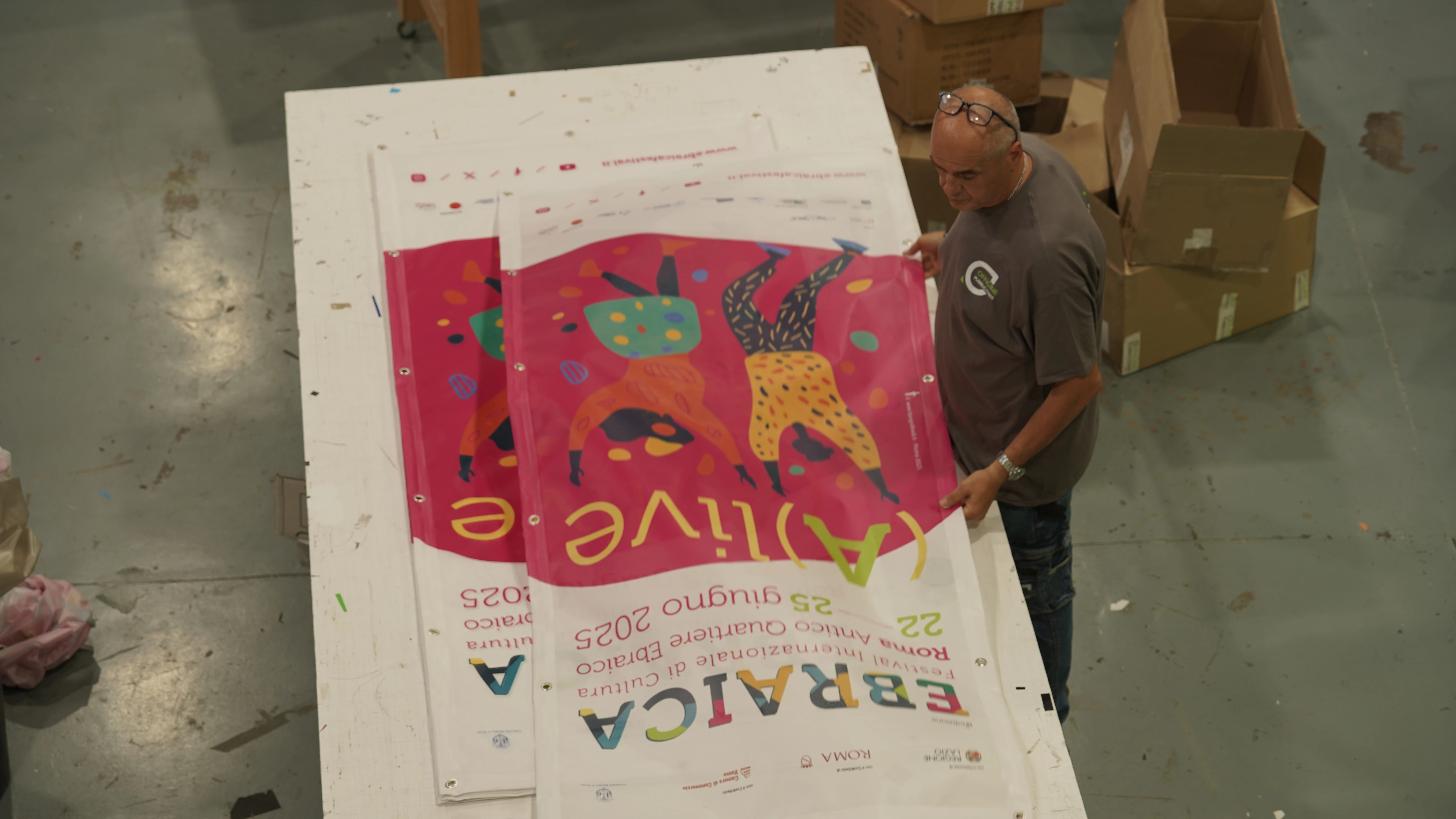 Realizziamo stampe ad alta definizione su supporti di grande formato, ideali per affissioni, banner, striscioni e pannelli pubblicitari. Grafiche resistenti e di forte impatto visivo per comunicare in modo efficace in ogni spazio, interno o esterno.