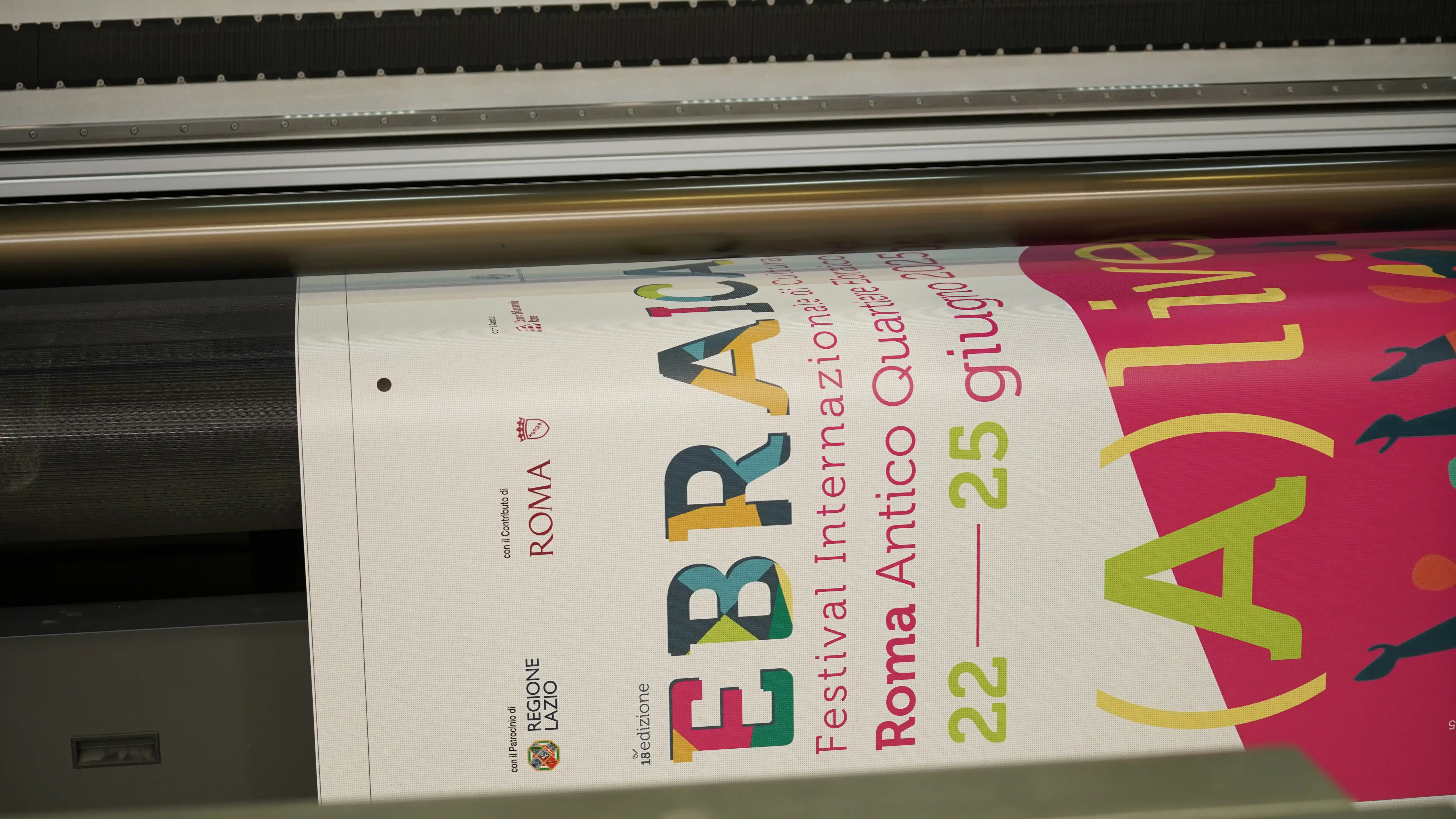 Realizziamo stampe ad alta definizione su supporti di grande formato, ideali per affissioni, banner, striscioni e pannelli pubblicitari. Grafiche resistenti e di forte impatto visivo per comunicare in modo efficace in ogni spazio, interno o esterno.