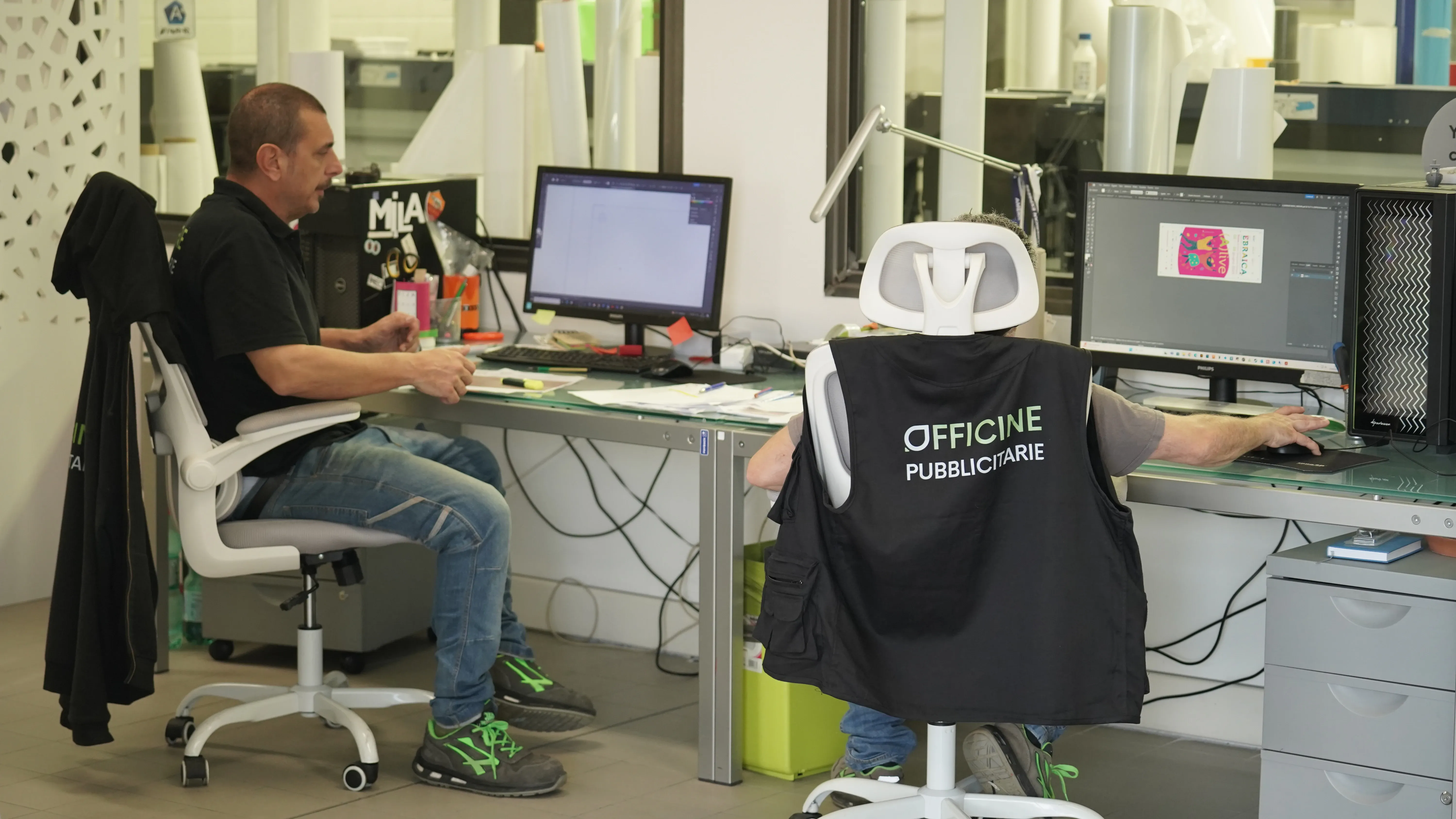 Realizziamo stampe ad alta definizione su supporti di grande formato, ideali per affissioni, banner, striscioni e pannelli pubblicitari. Grafiche resistenti e di forte impatto visivo per comunicare in modo efficace in ogni spazio, interno o esterno.