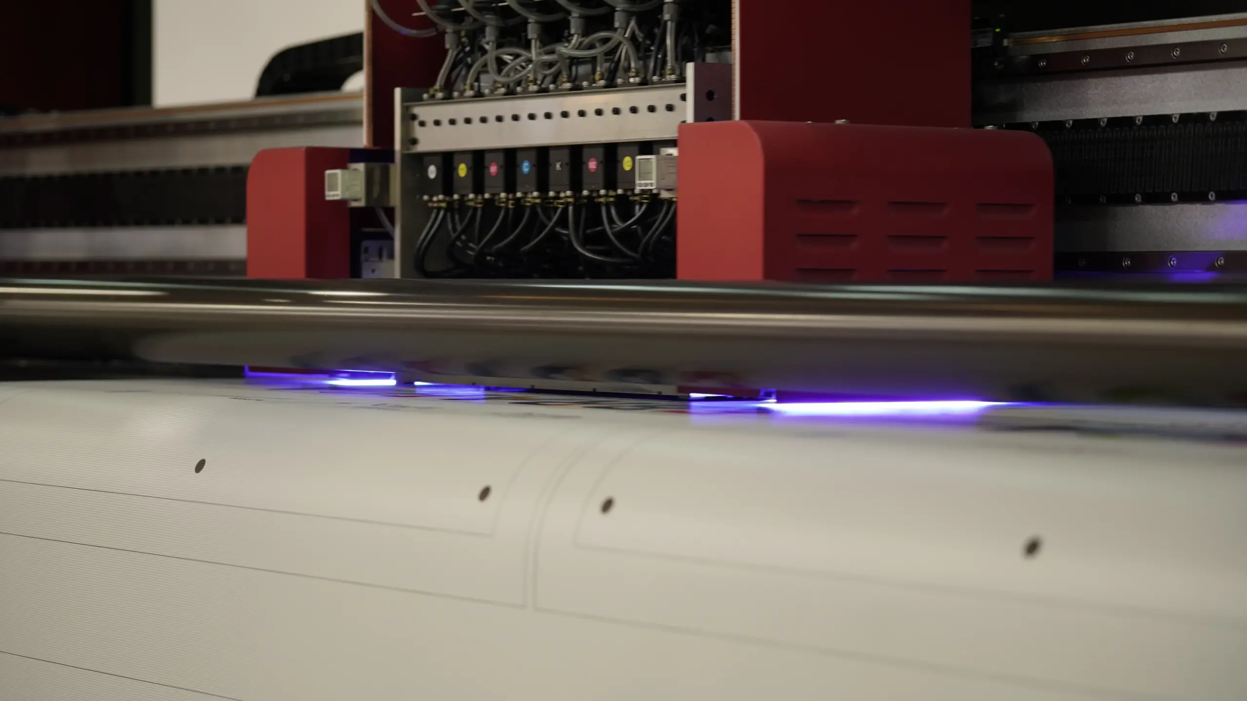 Dalla stampa digitale all’offset, fino a rilegatura e impaginati, offriamo un servizio completo per volantini, brochure, cataloghi e materiale editoriale. Ogni progetto è curato nei dettagli, con qualità di stampa e finiture professionali.