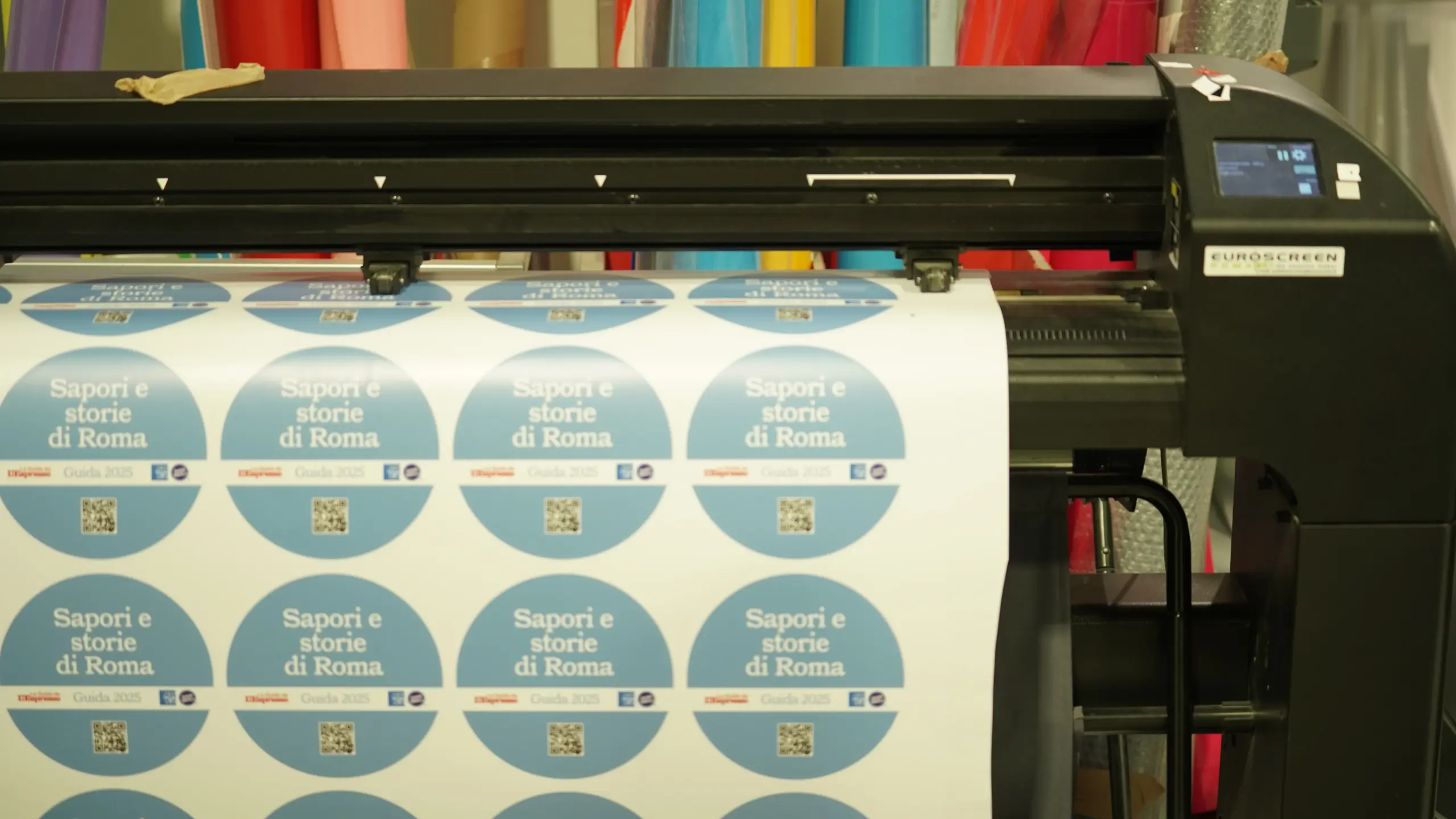 Dalla stampa digitale all’offset, fino a rilegatura e impaginati, offriamo un servizio completo per volantini, brochure, cataloghi e materiale editoriale. Ogni progetto è curato nei dettagli, con qualità di stampa e finiture professionali.