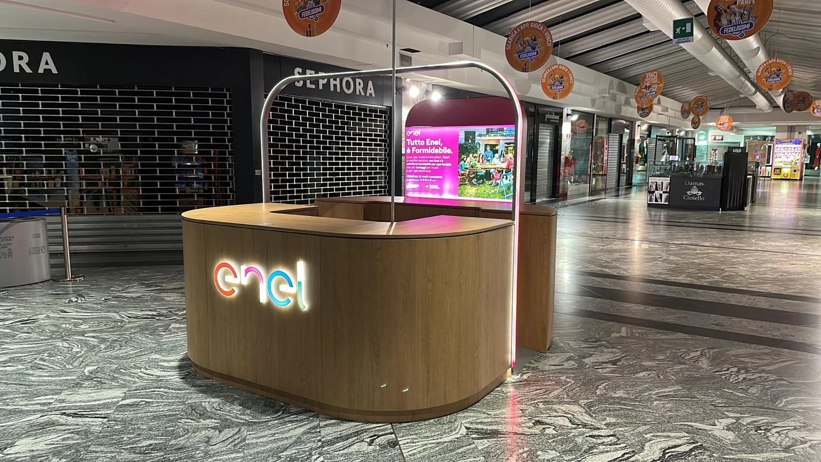 Progettiamo e produciamo strutture promozionali su misura: espositori, totem, desk e soluzioni modulari per eventi, fiere e punti vendita. Uniamo funzionalità e design per valorizzare al meglio il tuo brand.