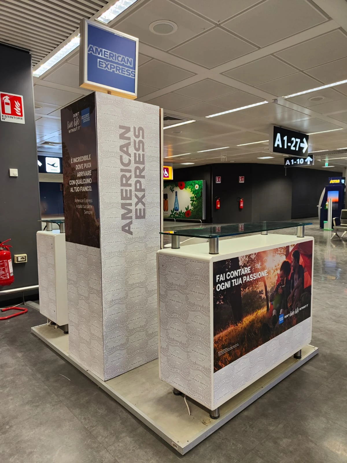 Progettiamo e produciamo strutture promozionali su misura: espositori, totem, desk e soluzioni modulari per eventi, fiere e punti vendita. Uniamo funzionalità e design per valorizzare al meglio il tuo brand.