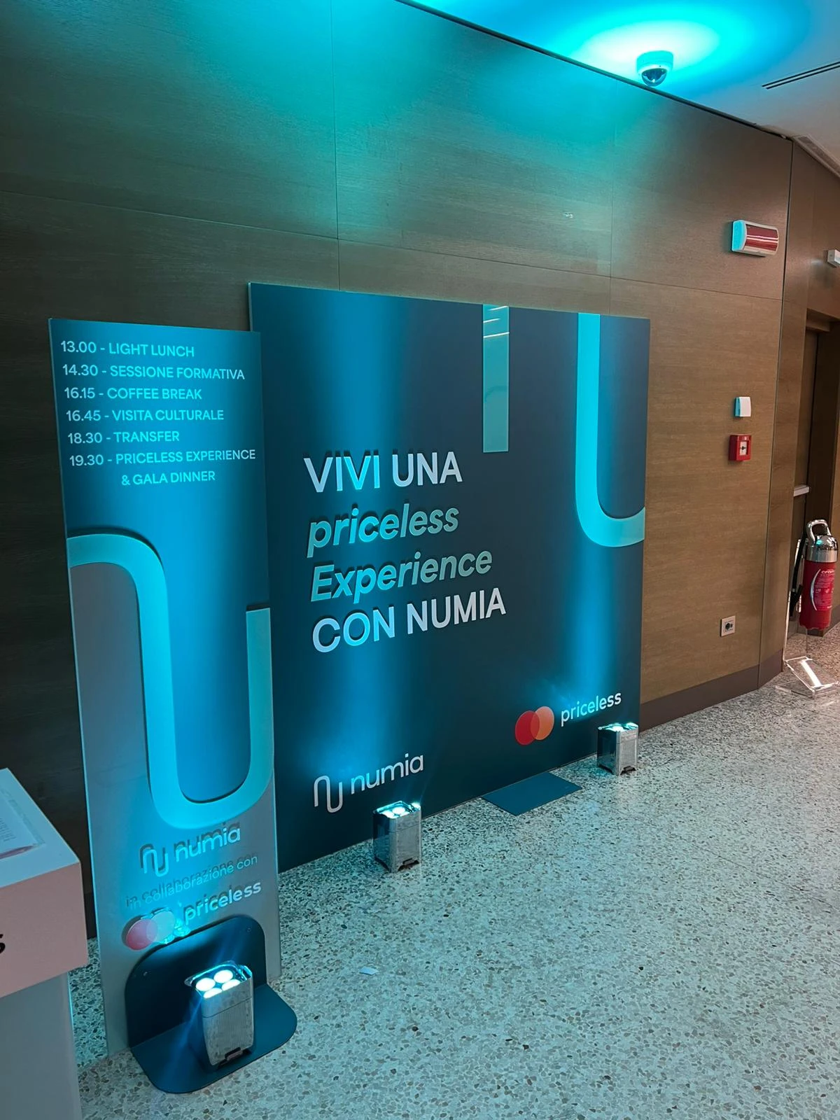 Progettiamo e produciamo strutture promozionali su misura: espositori, totem, desk e soluzioni modulari per eventi, fiere e punti vendita. Uniamo funzionalità e design per valorizzare al meglio il tuo brand.