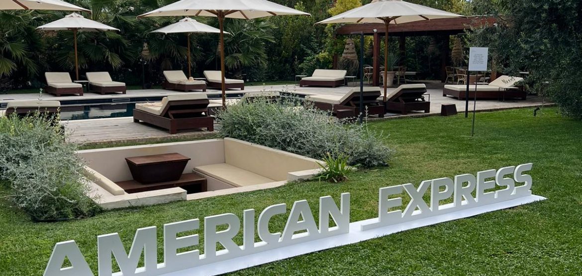 Per American Express, leader mondiale nei servizi finanziari e nei sistemi di pagamento, abbiamo curato la realizzazione di elementi espositivi e materiali di comunicazione personalizzati destinati a spazi commerciali e promozionali. Il progetto ha unito design pulito, materiali di alta qualità e coerenza visiva con l’identità del marchio, contribuendo a valorizzare la presenza del brand in contesti premium e di alta visibilità.