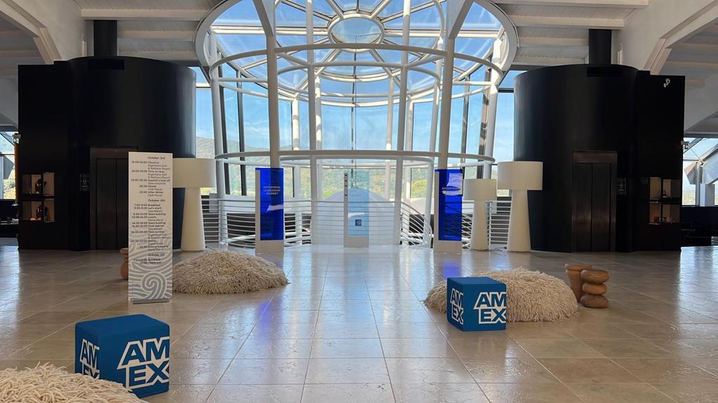 Per American Express, leader mondiale nei servizi finanziari e nei sistemi di pagamento, abbiamo curato la realizzazione di elementi espositivi e materiali di comunicazione personalizzati destinati a spazi commerciali e promozionali. Il progetto ha unito design pulito, materiali di alta qualità e coerenza visiva con l’identità del marchio, contribuendo a valorizzare la presenza del brand in contesti premium e di alta visibilità.