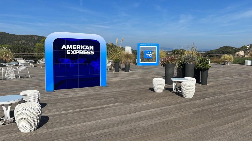 Per American Express, leader mondiale nei servizi finanziari e nei sistemi di pagamento, abbiamo curato la realizzazione di elementi espositivi e materiali di comunicazione personalizzati destinati a spazi commerciali e promozionali. Il progetto ha unito design pulito, materiali di alta qualità e coerenza visiva con l’identità del marchio, contribuendo a valorizzare la presenza del brand in contesti premium e di alta visibilità.