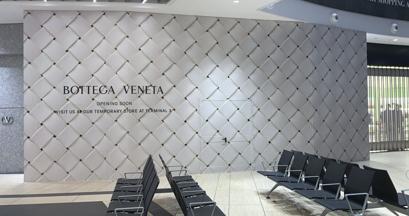 Per Bottega Veneta, icona del design e dell’artigianalità italiana, abbiamo curato un progetto di allestimento e comunicazione visiva dedicato ai loro spazi espositivi. Il nostro intervento ha unito cura dei dettagli, materiali di pregio e precisione artigianale, creando ambienti coerenti con l’estetica sofisticata del brand e capaci di amplificare il valore della sua immagine.