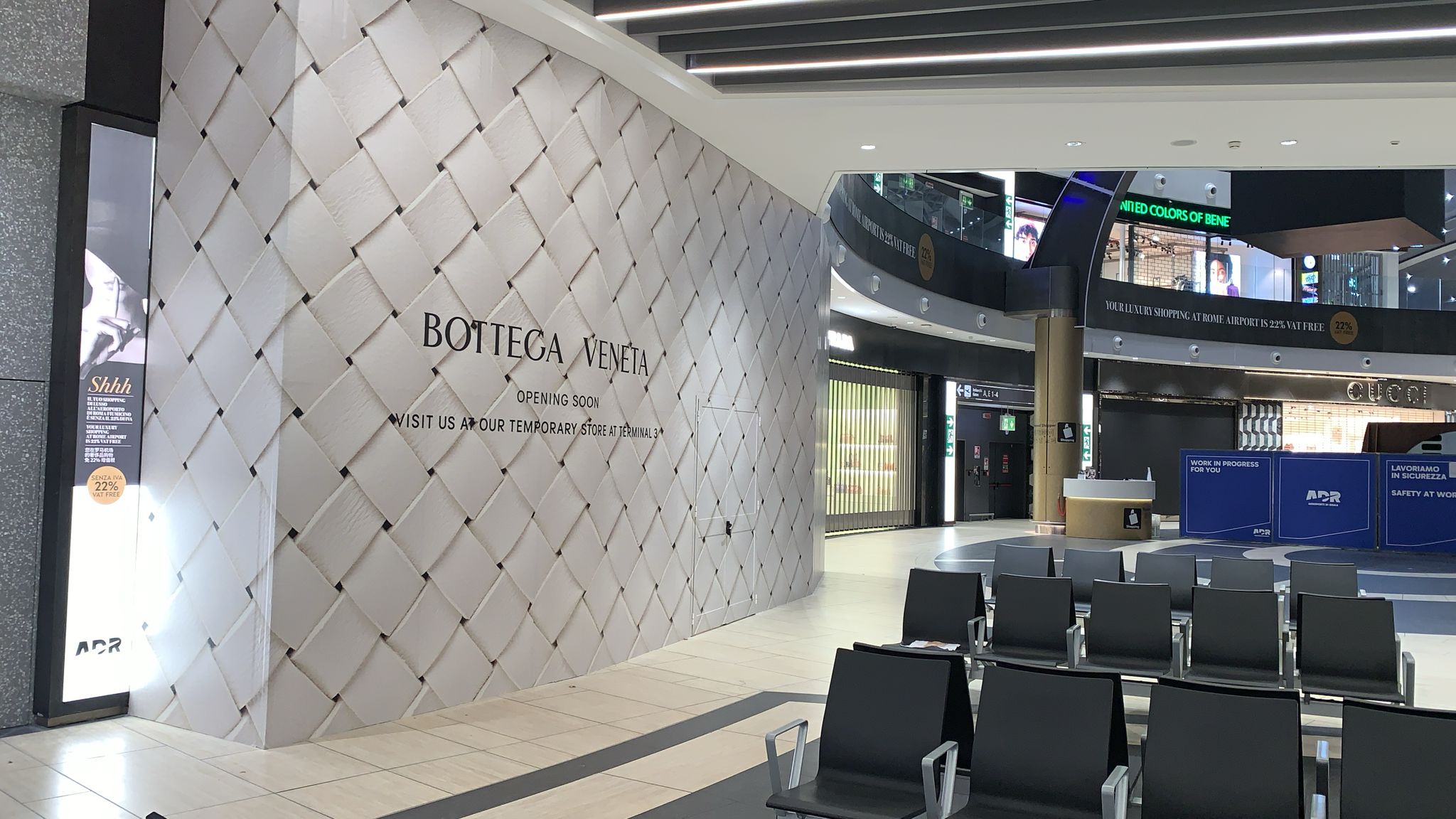 Per Bottega Veneta, icona del design e dell’artigianalità italiana, abbiamo curato un progetto di allestimento e comunicazione visiva dedicato ai loro spazi espositivi. Il nostro intervento ha unito cura dei dettagli, materiali di pregio e precisione artigianale, creando ambienti coerenti con l’estetica sofisticata del brand e capaci di amplificare il valore della sua immagine.