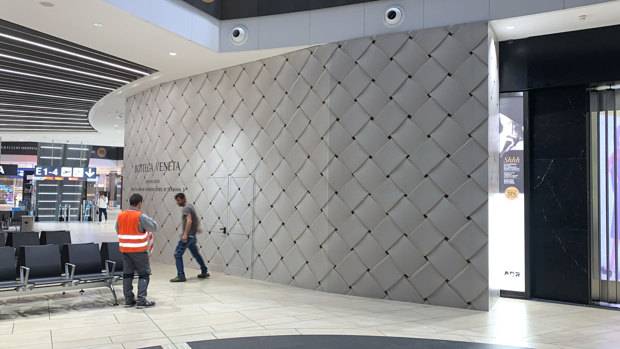 Per Bottega Veneta, icona del design e dell’artigianalità italiana, abbiamo curato un progetto di allestimento e comunicazione visiva dedicato ai loro spazi espositivi. Il nostro intervento ha unito cura dei dettagli, materiali di pregio e precisione artigianale, creando ambienti coerenti con l’estetica sofisticata del brand e capaci di amplificare il valore della sua immagine.