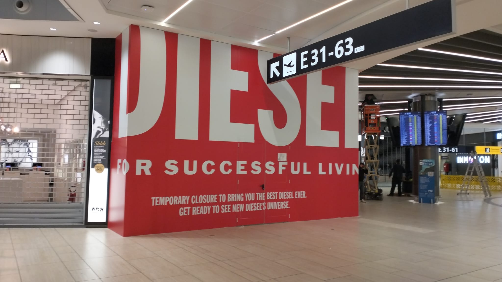Per Diesel, marchio iconico del fashion internazionale, abbiamo realizzato la decorazione integrale delle superfici esterne del punto vendita durante il restyling del negozio. L’intervento ha previsto la copertura temporanea con grafiche personalizzate, sviluppate per mantenere alta la visibilità del brand anche durante i lavori, trasformando l’area in uno spazio di comunicazione immediatamente riconoscibile. Un progetto che unisce tecnica, precisione e creatività, con l’obiettivo di valorizzare il marchio anche nelle fasi di transizione.