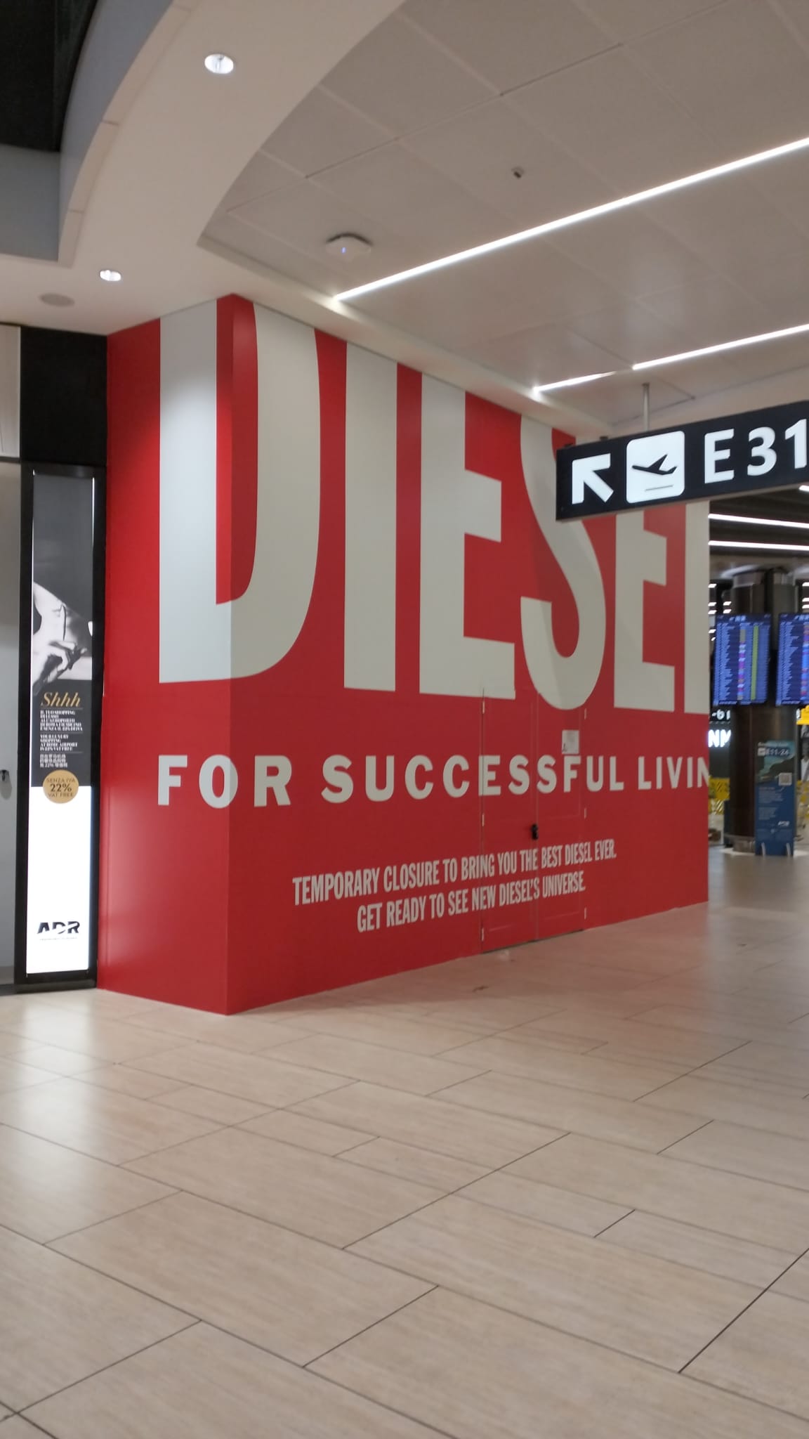 Per Diesel, marchio iconico del fashion internazionale, abbiamo realizzato la decorazione integrale delle superfici esterne del punto vendita durante il restyling del negozio. L’intervento ha previsto la copertura temporanea con grafiche personalizzate, sviluppate per mantenere alta la visibilità del brand anche durante i lavori, trasformando l’area in uno spazio di comunicazione immediatamente riconoscibile. Un progetto che unisce tecnica, precisione e creatività, con l’obiettivo di valorizzare il marchio anche nelle fasi di transizione.