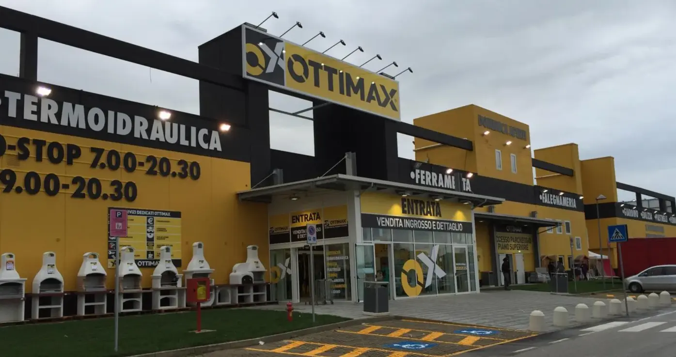 Per Ottimax, catena specializzata nella vendita di materiale elettrico e prodotti per il fai-da-te, abbiamo realizzato un progetto di comunicazione visiva e allestimento personalizzato per i loro punti vendita. Il nostro intervento ha incluso insegne, segnaletica e grafiche coordinate, progettate per migliorare la fruibilità degli spazi e rafforzare la riconoscibilità del marchio all’interno degli ambienti commerciali.