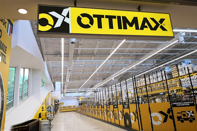 Per Ottimax, catena specializzata nella vendita di materiale elettrico e prodotti per il fai-da-te, abbiamo realizzato un progetto di comunicazione visiva e allestimento personalizzato per i loro punti vendita. Il nostro intervento ha incluso insegne, segnaletica e grafiche coordinate, progettate per migliorare la fruibilità degli spazi e rafforzare la riconoscibilità del marchio all’interno degli ambienti commerciali.