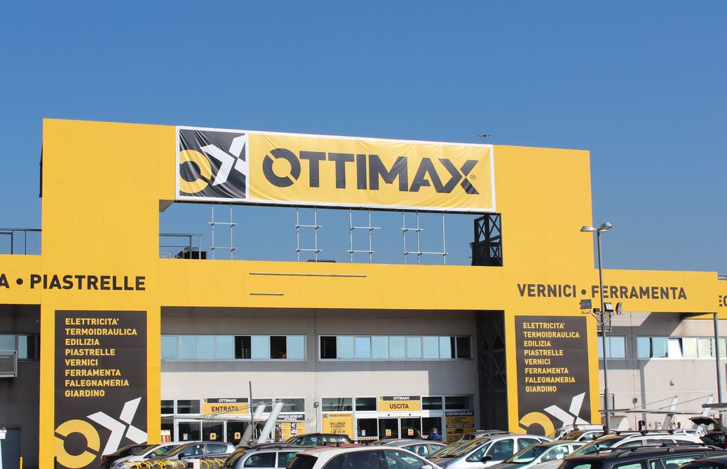 Per Ottimax, catena specializzata nella vendita di materiale elettrico e prodotti per il fai-da-te, abbiamo realizzato un progetto di comunicazione visiva e allestimento personalizzato per i loro punti vendita. Il nostro intervento ha incluso insegne, segnaletica e grafiche coordinate, progettate per migliorare la fruibilità degli spazi e rafforzare la riconoscibilità del marchio all’interno degli ambienti commerciali.