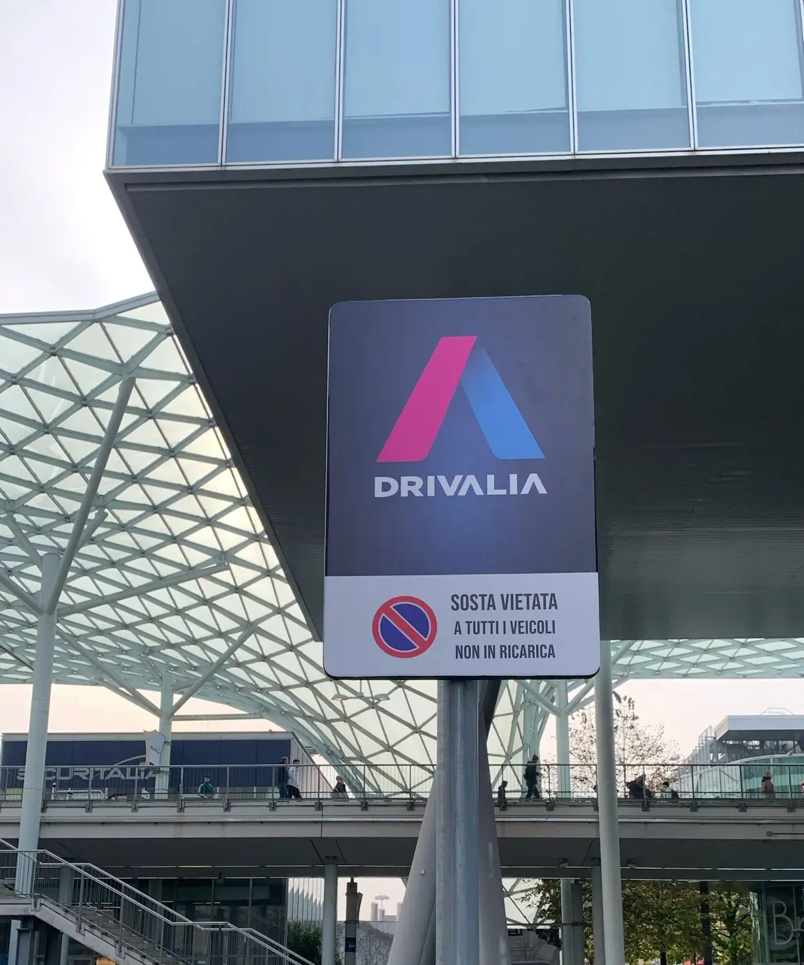 Per Drivalia, società del gruppo Stellantis dedicata alla mobilità elettrica e ai servizi di noleggio, abbiamo realizzato la personalizzazione grafica delle colonnine di ricarica e delle aree di sosta dedicate. Un intervento che coniuga design, funzionalità e riconoscibilità, trasformando le infrastrutture elettriche in elementi di comunicazione visiva perfettamente coerenti con l’immagine del marchio. Materiali resistenti, stampa ad alta definizione e cura nella posa garantiscono un risultato duraturo e di forte impatto.