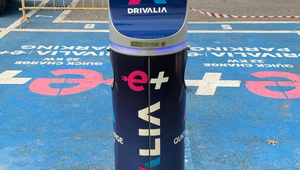 Per Drivalia, società del gruppo Stellantis dedicata alla mobilità elettrica e ai servizi di noleggio, abbiamo realizzato la personalizzazione grafica delle colonnine di ricarica e delle aree di sosta dedicate. Un intervento che coniuga design, funzionalità e riconoscibilità, trasformando le infrastrutture elettriche in elementi di comunicazione visiva perfettamente coerenti con l’immagine del marchio. Materiali resistenti, stampa ad alta definizione e cura nella posa garantiscono un risultato duraturo e di forte impatto.