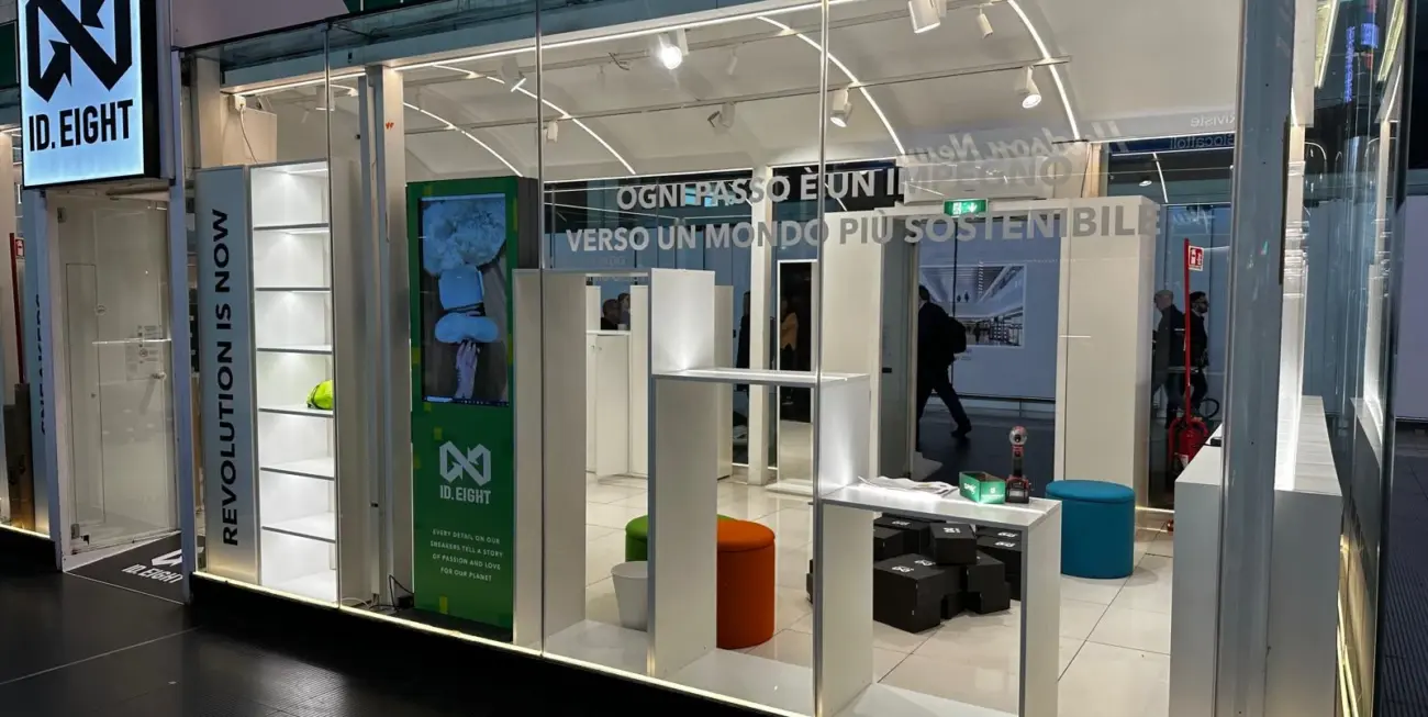 Per ID.EIGHT, brand italiano di sneakers eco-friendly realizzate con materiali riciclati e sostenibili, abbiamo curato l’allestimento e la comunicazione visiva dello spazio espositivo. L’intervento ha previsto la realizzazione di insegne luminose, grafiche ambientali e visual coordinati, con un linguaggio essenziale e tecnologico che riflette i valori del marchio: sostenibilità, innovazione e stile urbano. Ogni elemento è stato progettato per trasmettere un’idea di futuro responsabile, dove la forma incontra la consapevolezza ambientale.