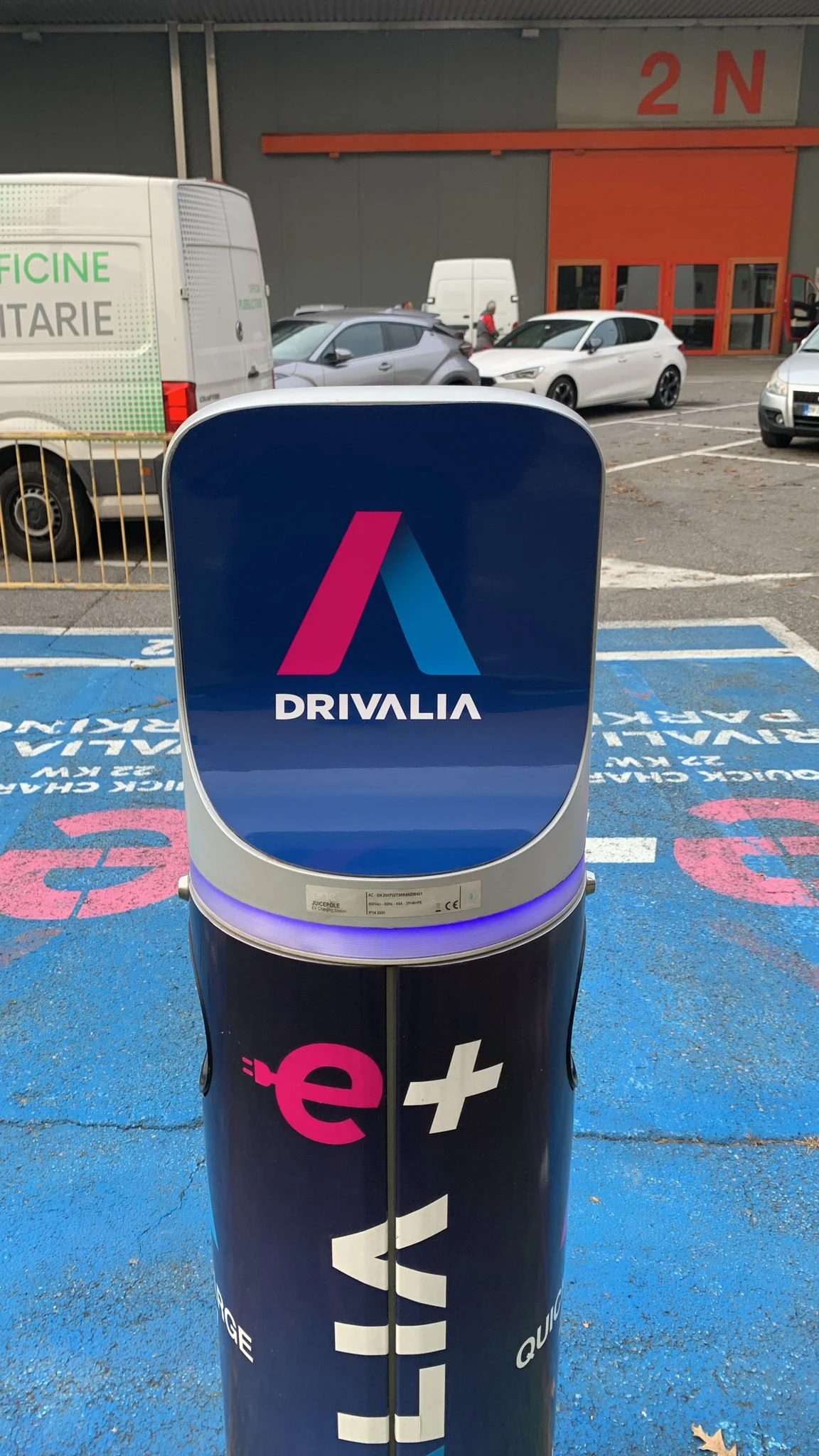 Per Drivalia, società del gruppo Stellantis dedicata alla mobilità elettrica e ai servizi di noleggio, abbiamo realizzato la personalizzazione grafica delle colonnine di ricarica e delle aree di sosta dedicate. Un intervento che coniuga design, funzionalità e riconoscibilità, trasformando le infrastrutture elettriche in elementi di comunicazione visiva perfettamente coerenti con l’immagine del marchio. Materiali resistenti, stampa ad alta definizione e cura nella posa garantiscono un risultato duraturo e di forte impatto.