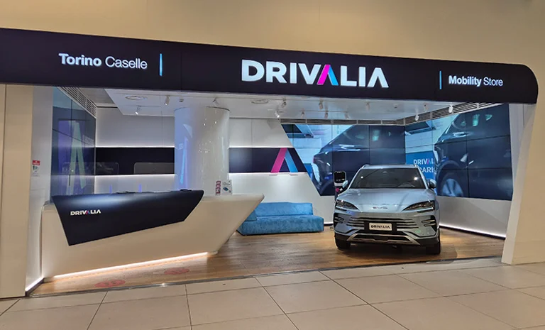 Per Drivalia, società del gruppo Stellantis dedicata alla mobilità elettrica e ai servizi di noleggio, abbiamo realizzato la personalizzazione grafica delle colonnine di ricarica e delle aree di sosta dedicate. Un intervento che coniuga design, funzionalità e riconoscibilità, trasformando le infrastrutture elettriche in elementi di comunicazione visiva perfettamente coerenti con l’immagine del marchio. Materiali resistenti, stampa ad alta definizione e cura nella posa garantiscono un risultato duraturo e di forte impatto.