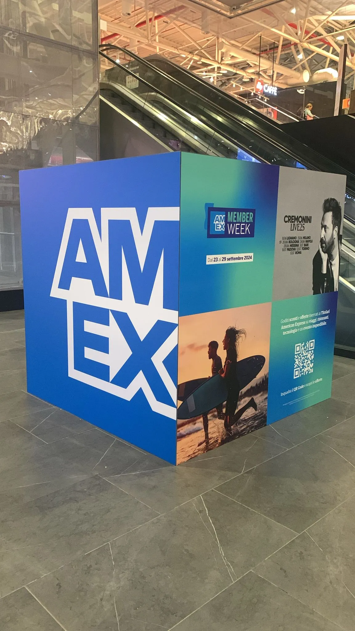 Per American Express, leader mondiale nei servizi finanziari e nei sistemi di pagamento, abbiamo curato la realizzazione di elementi espositivi e materiali di comunicazione personalizzati destinati a spazi commerciali e promozionali. Il progetto ha unito design pulito, materiali di alta qualità e coerenza visiva con l’identità del marchio, contribuendo a valorizzare la presenza del brand in contesti premium e di alta visibilità.