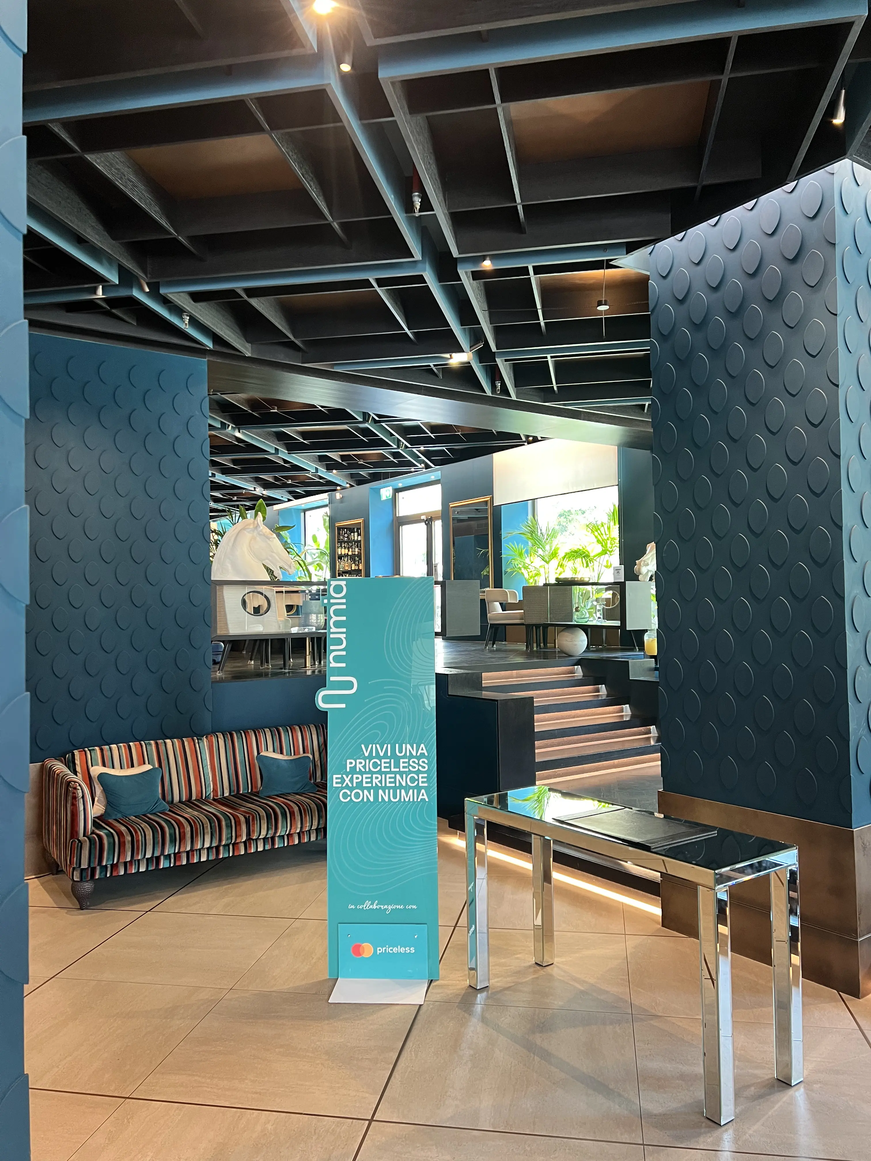 Per Numia, azienda italiana leader nei pagamenti elettronici, abbiamo realizzato un progetto di decorazione brandizzata e comunicazione visiva per i loro uffici, spazi espositivi e veicoli aziendali. Il nostro intervento ha incluso: grafica personalizzata, installazione di elementi visivi coordinati e applicazione su superfici di vario tipo, mantenendo coerenza con l’identità del brand e rafforzando la presenza del marchio nei punti di contatto con il pubblico.