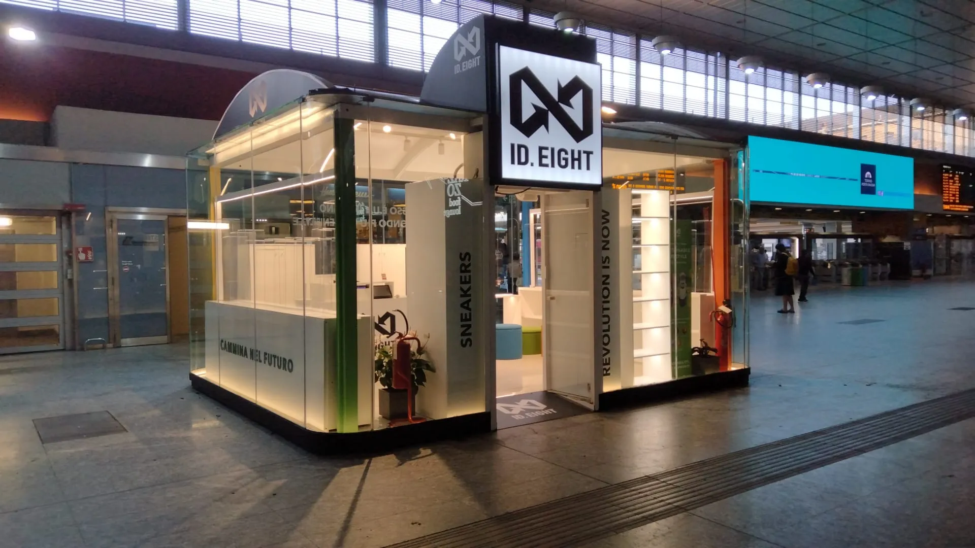 Per ID.EIGHT, brand italiano di sneakers eco-friendly realizzate con materiali riciclati e sostenibili, abbiamo curato l’allestimento e la comunicazione visiva dello spazio espositivo. L’intervento ha previsto la realizzazione di insegne luminose, grafiche ambientali e visual coordinati, con un linguaggio essenziale e tecnologico che riflette i valori del marchio: sostenibilità, innovazione e stile urbano. Ogni elemento è stato progettato per trasmettere un’idea di futuro responsabile, dove la forma incontra la consapevolezza ambientale.