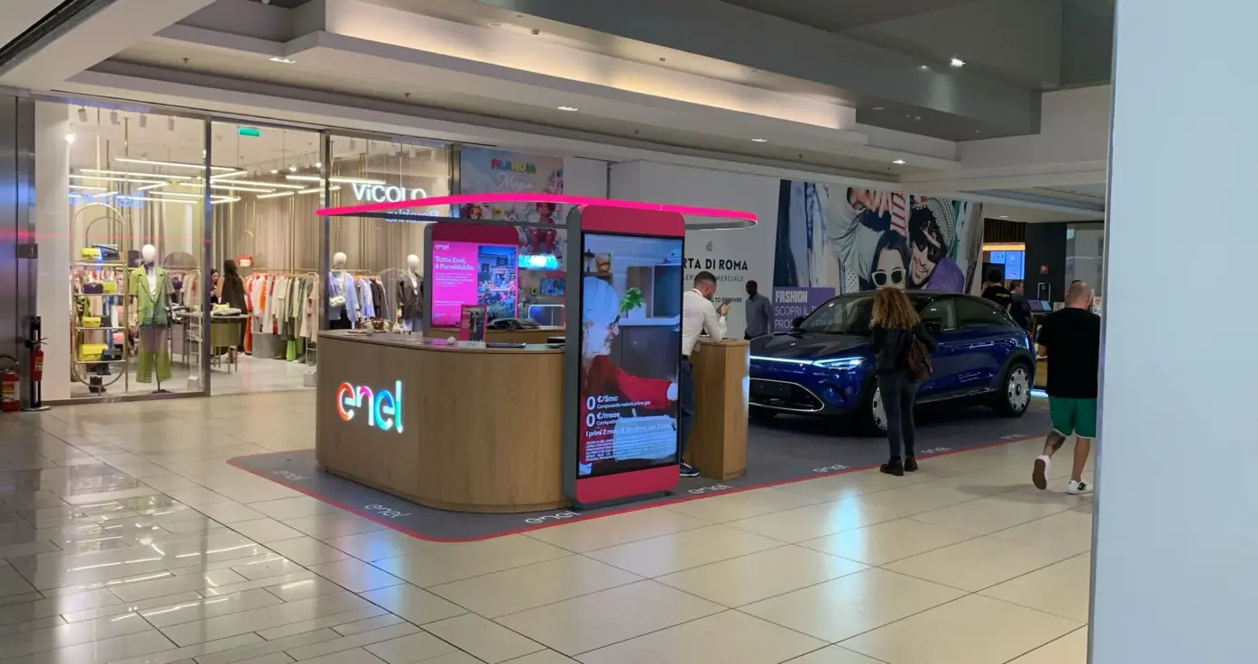 Per Enel, leader nel settore energetico, abbiamo curato un progetto di comunicazione visiva e allestimento personalizzato volto a valorizzare la presenza del brand in spazi pubblici e aziendali. L’intervento ha previsto la realizzazione di grafiche, pannelli informativi e strutture espositive, studiati per trasmettere i valori di innovazione, sostenibilità e affidabilità che contraddistinguono l’azienda. Un lavoro che combina tecnologia, precisione e design per un risultato visivo coerente con l’immagine dinamica e moderna del marchio Enel.