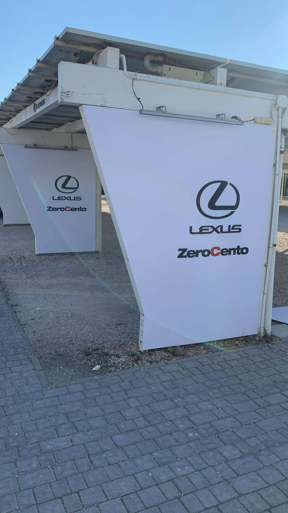 Per Lexus abbiamo realizzato un progetto di decorazione e comunicazione visiva pensato per esaltare l’estetica minimalista e la filosofia “Omotenashi” del brand. Linee pulite, materiali raffinati e finiture di pregio sono stati gli elementi chiave di un intervento che unisce armonia visiva e cura dei dettagli.