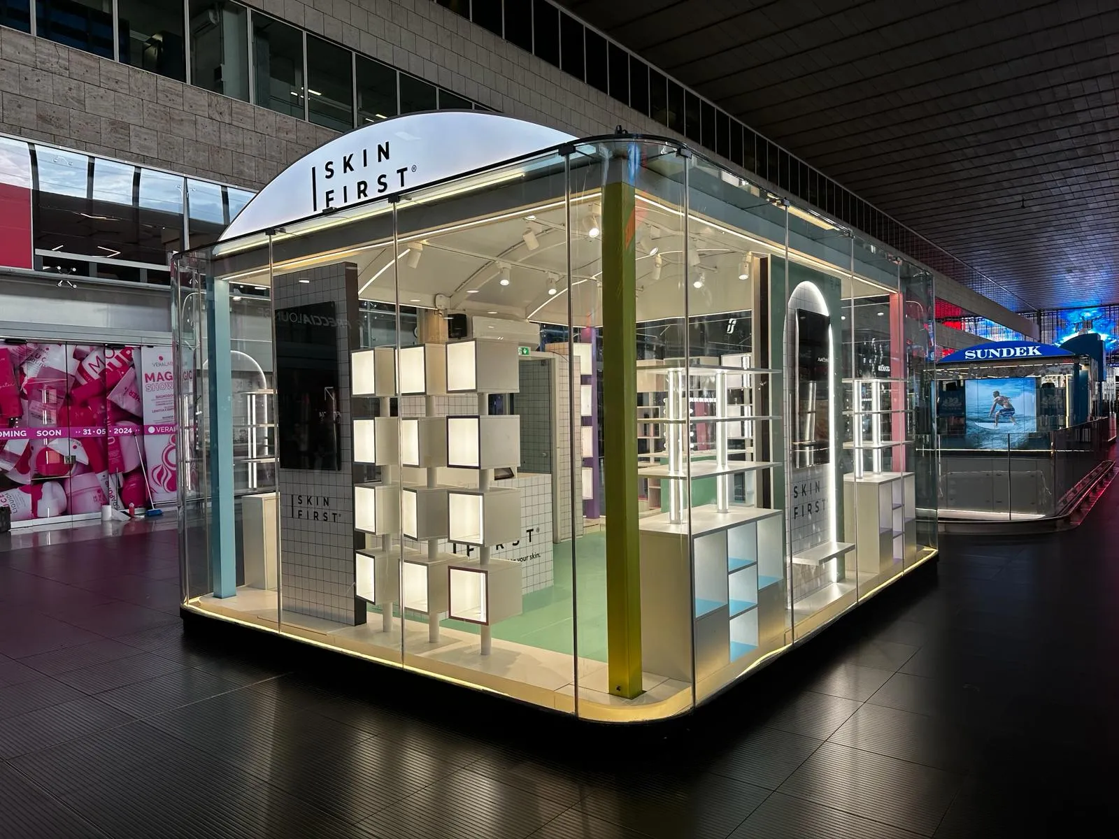 Per ID.EIGHT, brand italiano di sneakers eco-friendly realizzate con materiali riciclati e sostenibili, abbiamo curato l’allestimento e la comunicazione visiva dello spazio espositivo. L’intervento ha previsto la realizzazione di insegne luminose, grafiche ambientali e visual coordinati, con un linguaggio essenziale e tecnologico che riflette i valori del marchio: sostenibilità, innovazione e stile urbano. Ogni elemento è stato progettato per trasmettere un’idea di futuro responsabile, dove la forma incontra la consapevolezza ambientale.