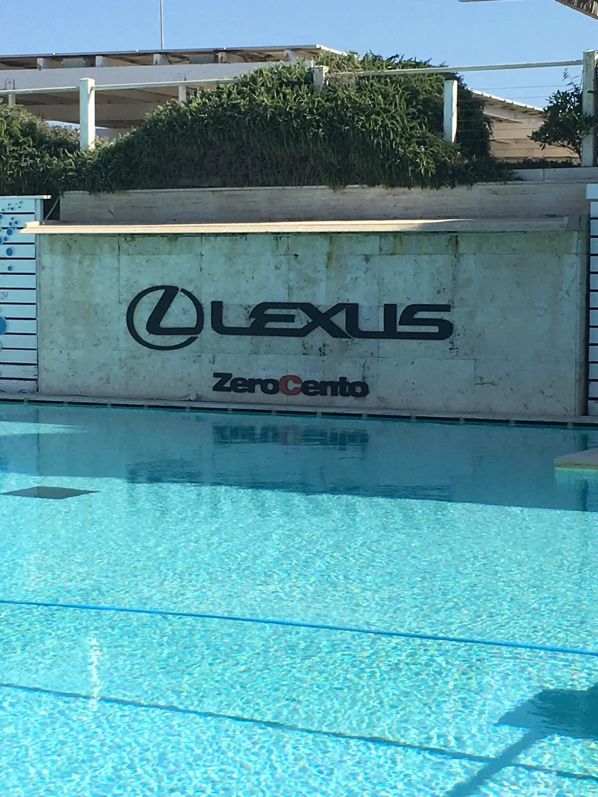 Per Lexus abbiamo realizzato un progetto di decorazione e comunicazione visiva pensato per esaltare l’estetica minimalista e la filosofia “Omotenashi” del brand. Linee pulite, materiali raffinati e finiture di pregio sono stati gli elementi chiave di un intervento che unisce armonia visiva e cura dei dettagli.