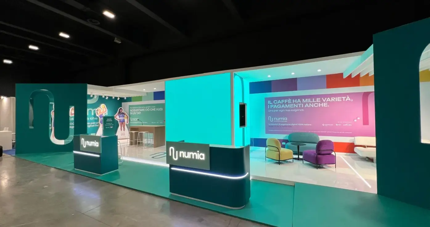Per Numia, azienda italiana leader nei pagamenti elettronici, abbiamo realizzato un progetto di decorazione brandizzata e comunicazione visiva per i loro uffici, spazi espositivi e veicoli aziendali. Il nostro intervento ha incluso: grafica personalizzata, installazione di elementi visivi coordinati e applicazione su superfici di vario tipo, mantenendo coerenza con l’identità del brand e rafforzando la presenza del marchio nei punti di contatto con il pubblico.